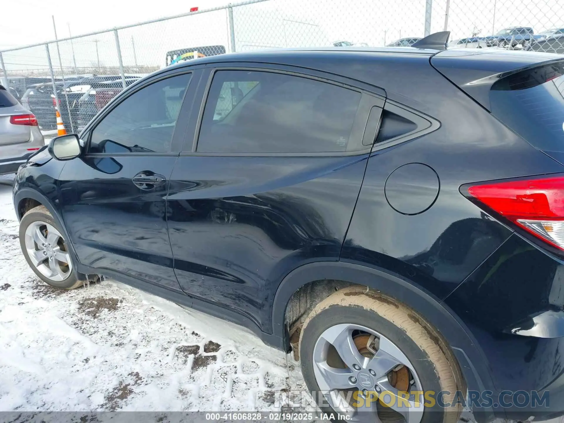 14 Photograph of a damaged car 3CZRU6H33KG724920 HONDA HR-V 2019