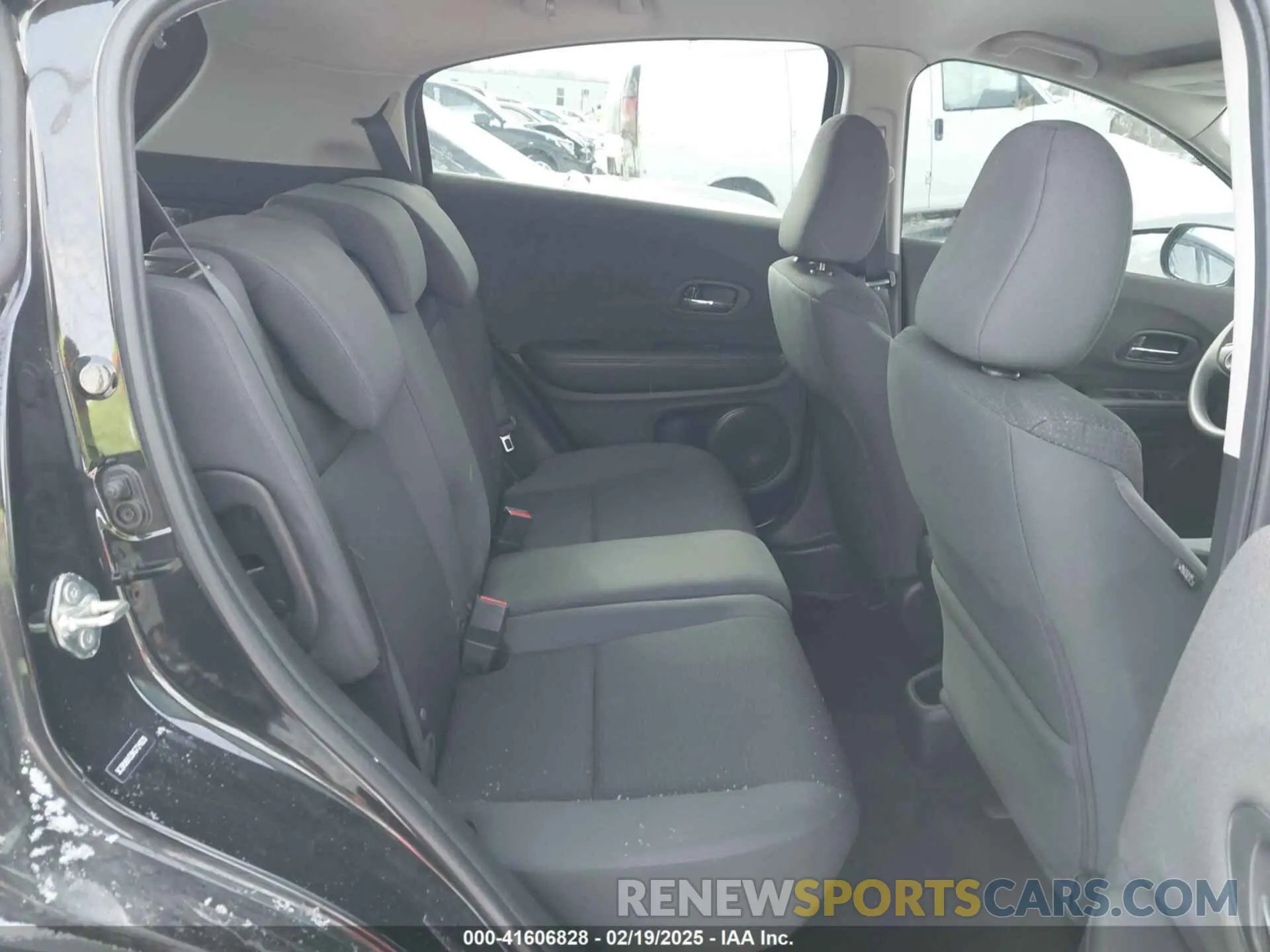 8 Photograph of a damaged car 3CZRU6H33KG724920 HONDA HR-V 2019