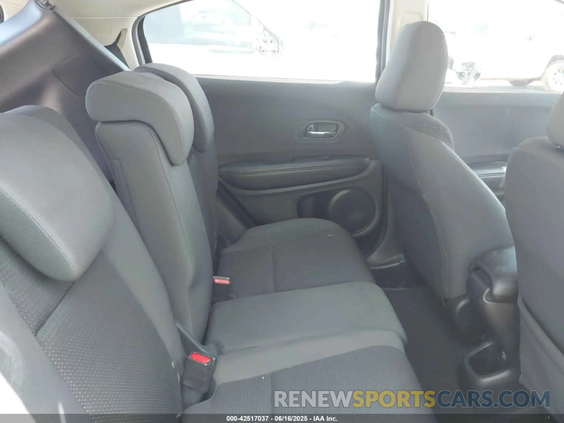 8 Photograph of a damaged car 3CZRU6H33KM725535 HONDA HR-V 2019