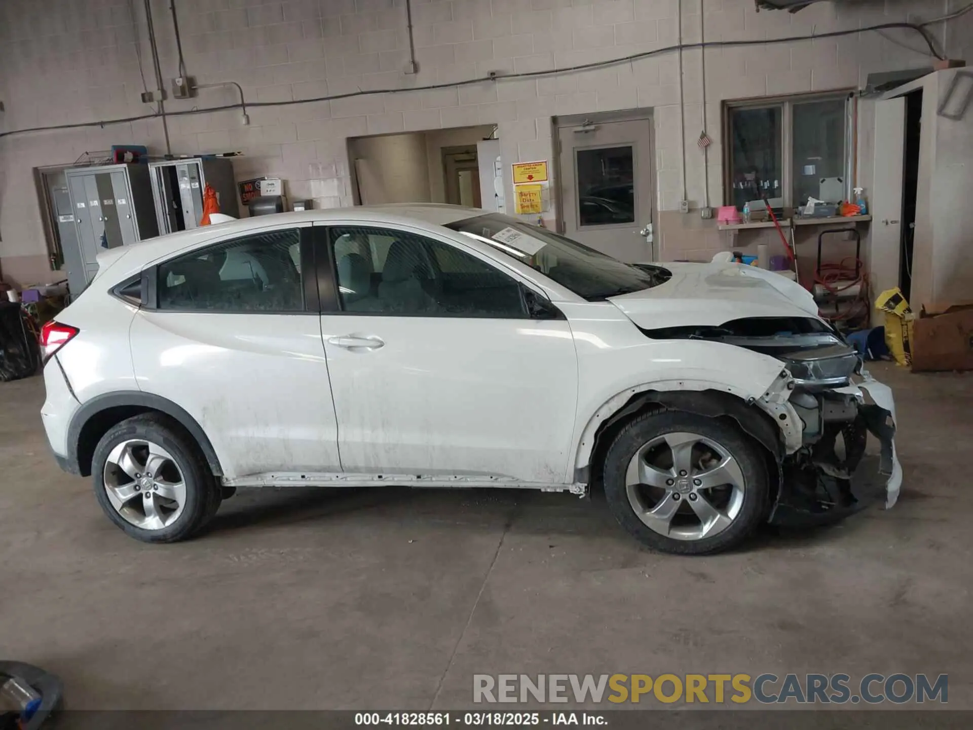 13 Photograph of a damaged car 3CZRU6H38KM703725 HONDA HR-V 2019