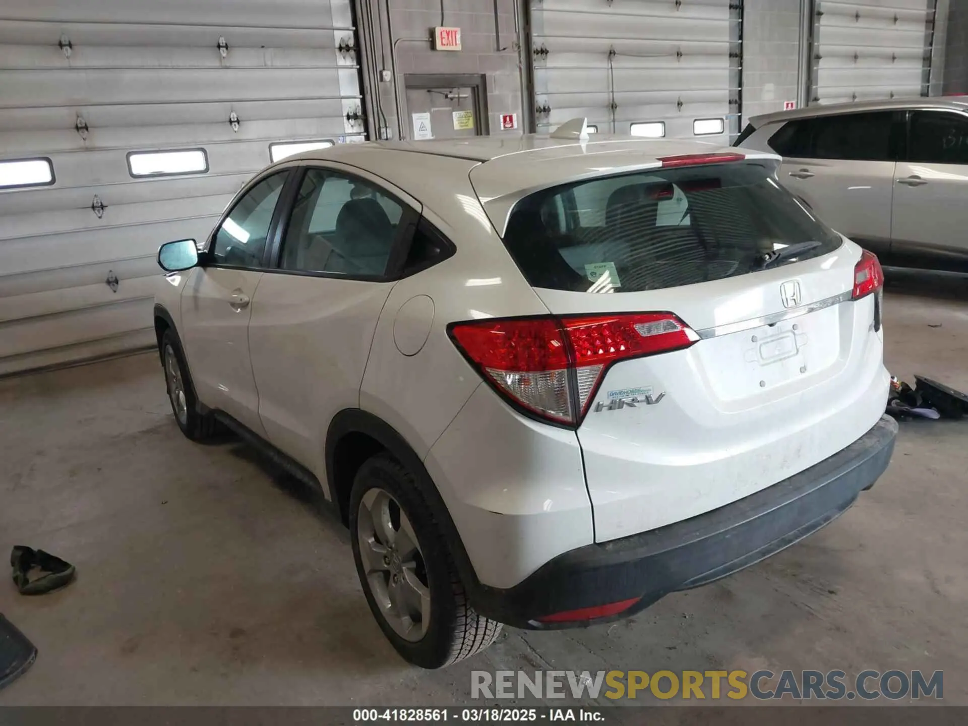 3 Photograph of a damaged car 3CZRU6H38KM703725 HONDA HR-V 2019