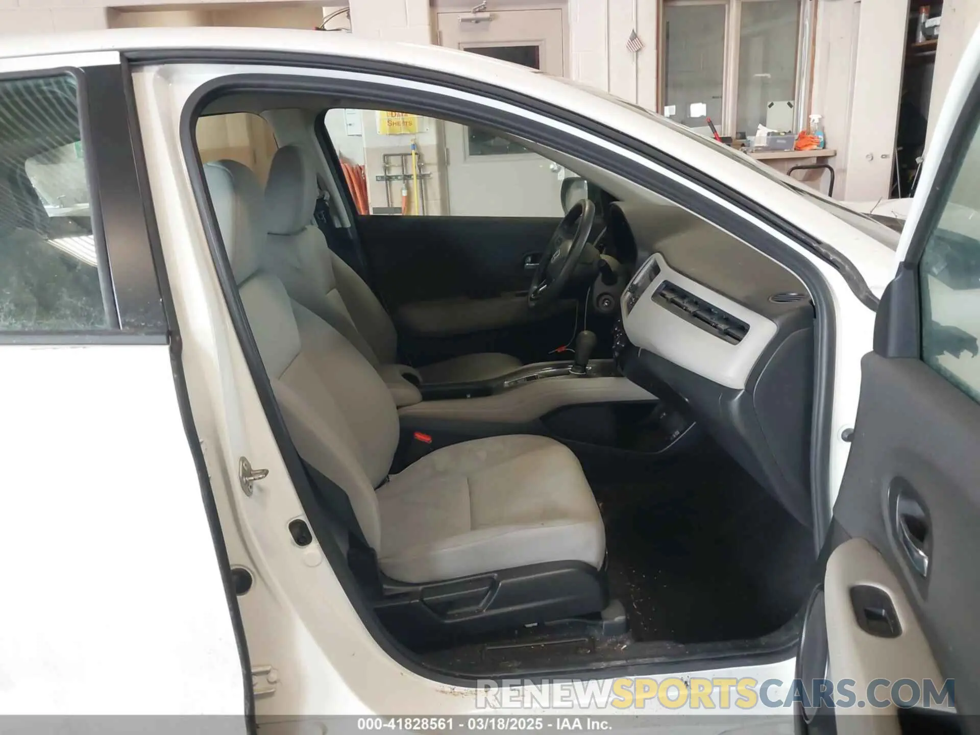 5 Photograph of a damaged car 3CZRU6H38KM703725 HONDA HR-V 2019