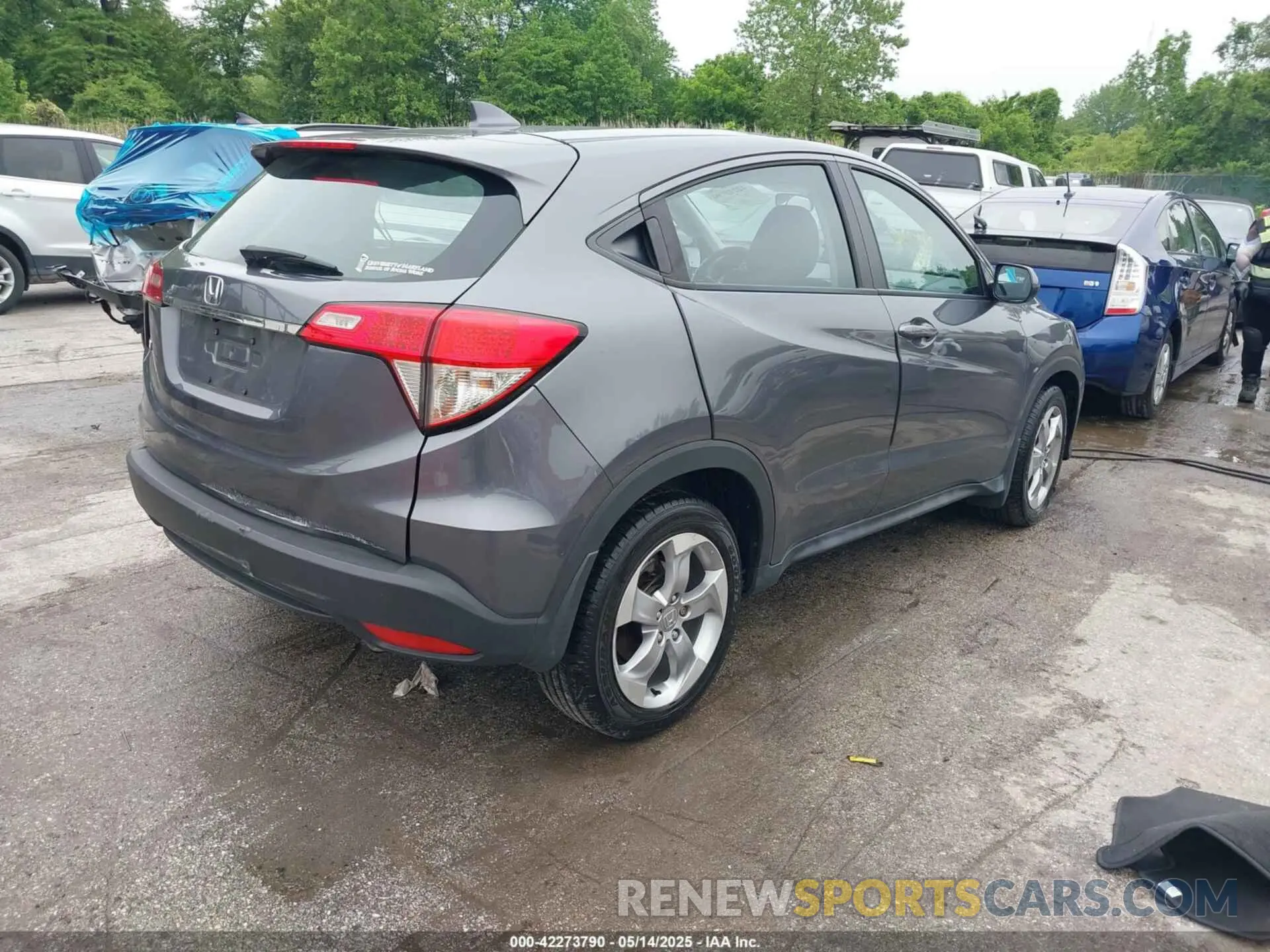 4 Photograph of a damaged car 3CZRU6H3XKG713350 HONDA HR-V 2019