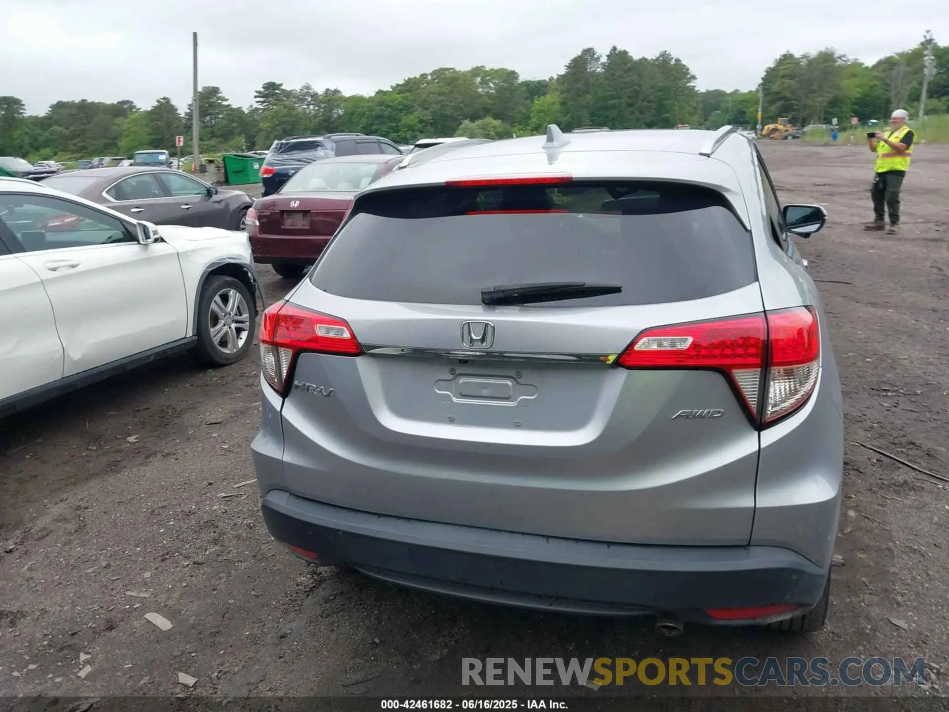 16 Photograph of a damaged car 3CZRU6H50KM725915 HONDA HR-V 2019