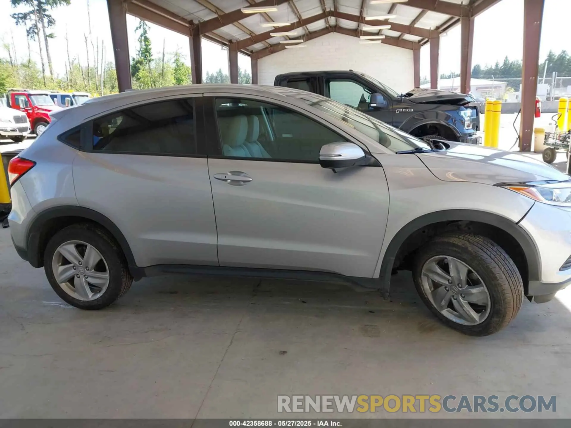 13 Photograph of a damaged car 3CZRU6H54KM741731 HONDA HR-V 2019