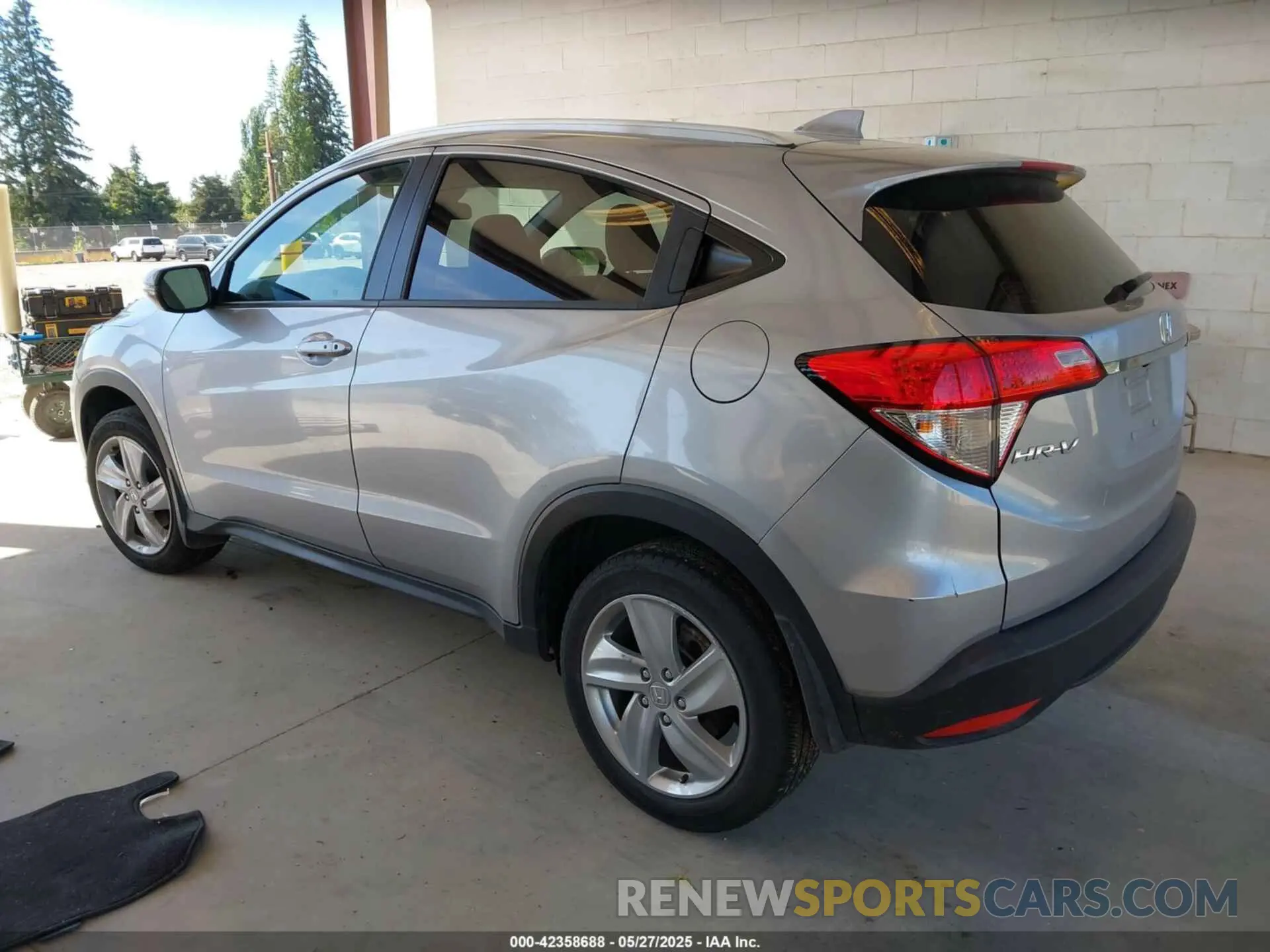 3 Photograph of a damaged car 3CZRU6H54KM741731 HONDA HR-V 2019