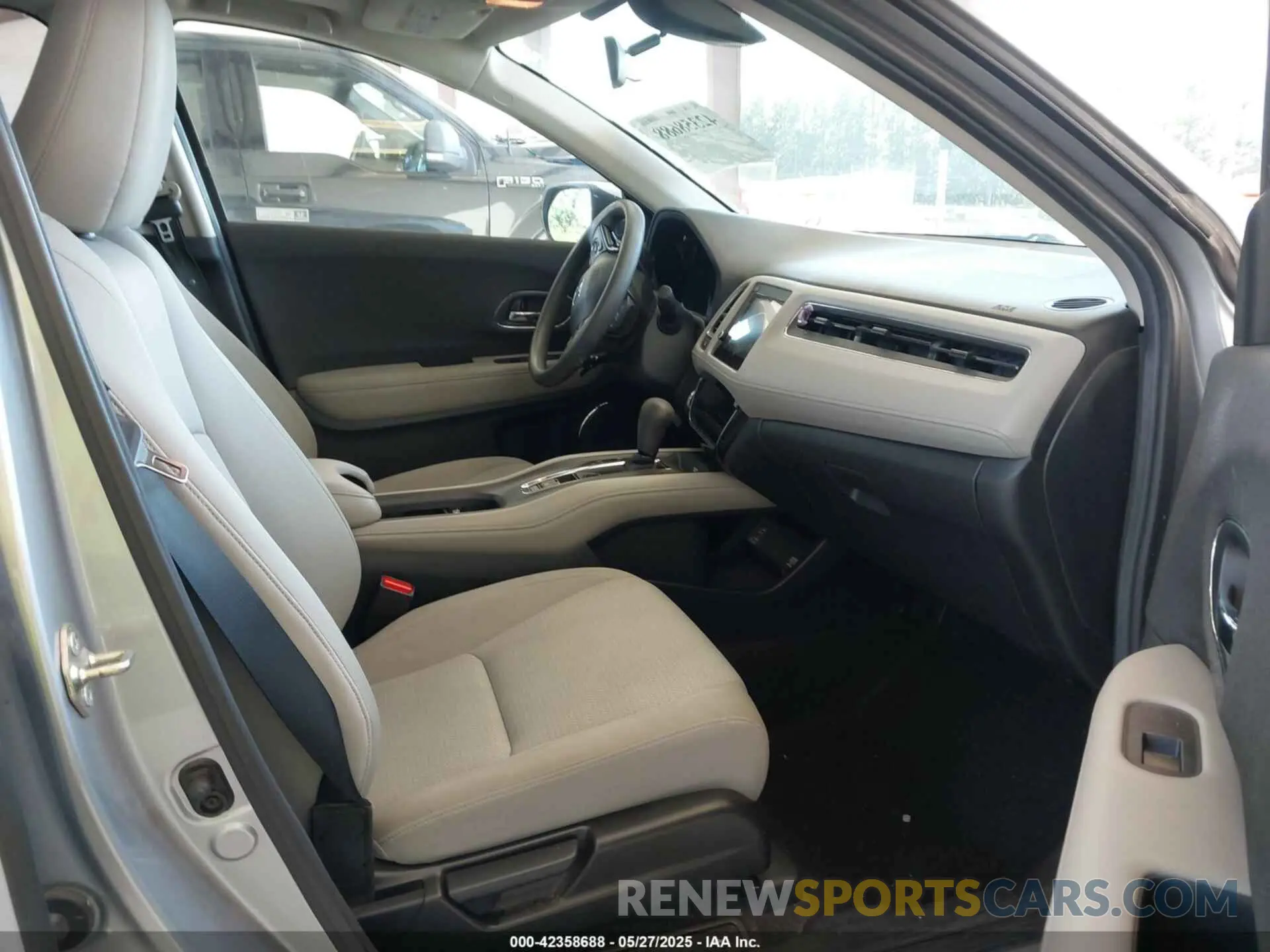 5 Photograph of a damaged car 3CZRU6H54KM741731 HONDA HR-V 2019