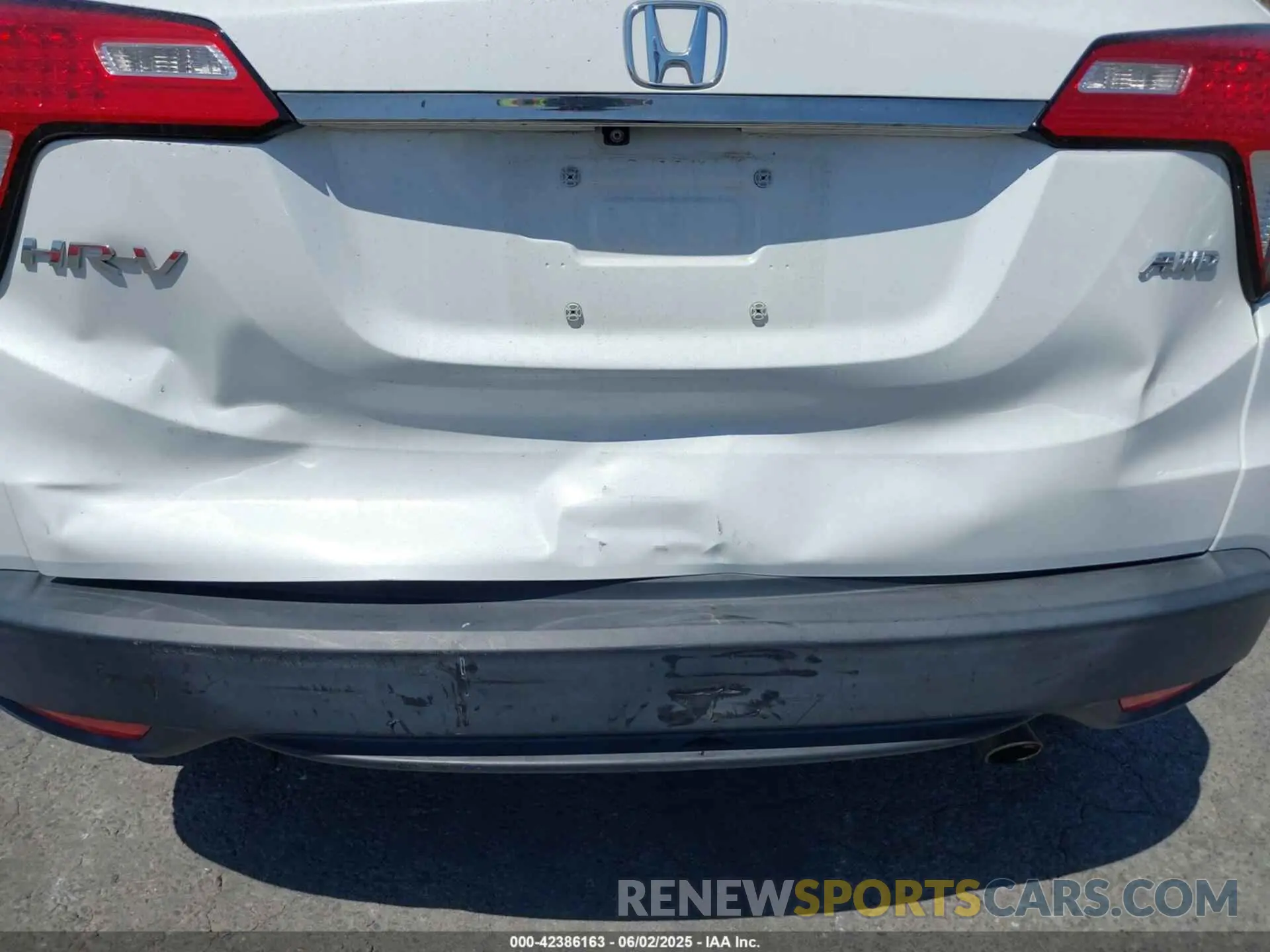 17 Photograph of a damaged car 3CZRU6H56KM727538 HONDA HR-V 2019