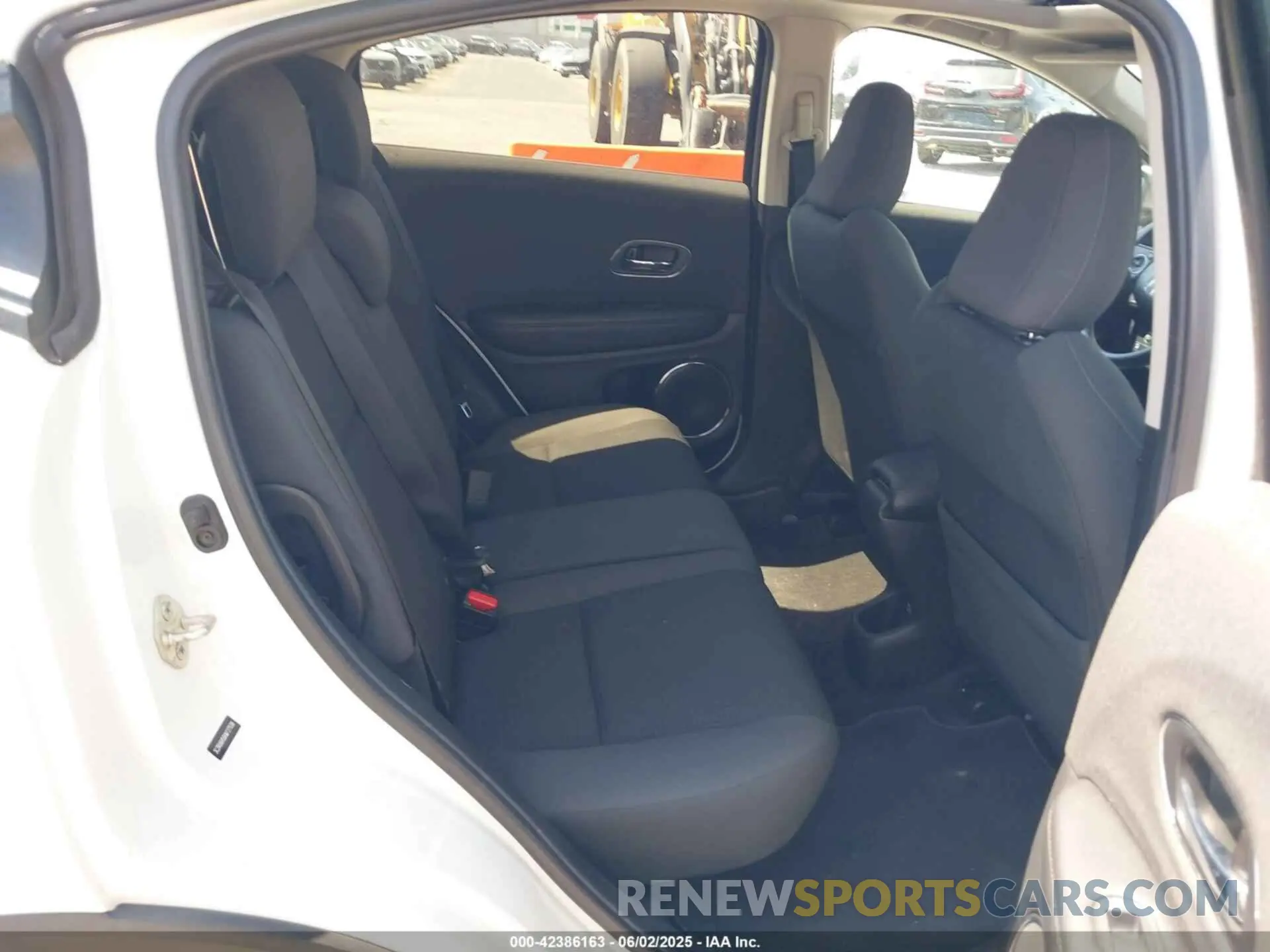 8 Photograph of a damaged car 3CZRU6H56KM727538 HONDA HR-V 2019