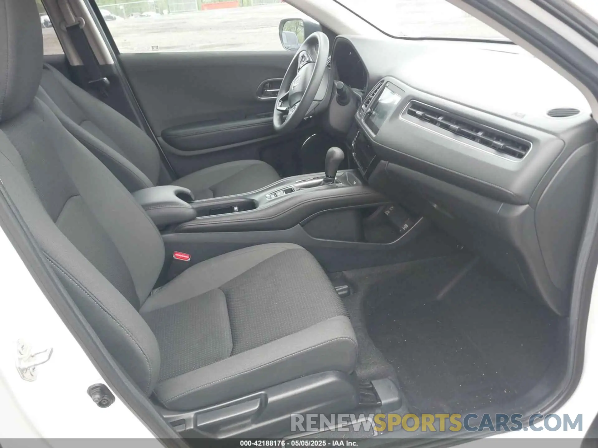 5 Photograph of a damaged car 3CZRU6H5XKM735531 HONDA HR-V 2019