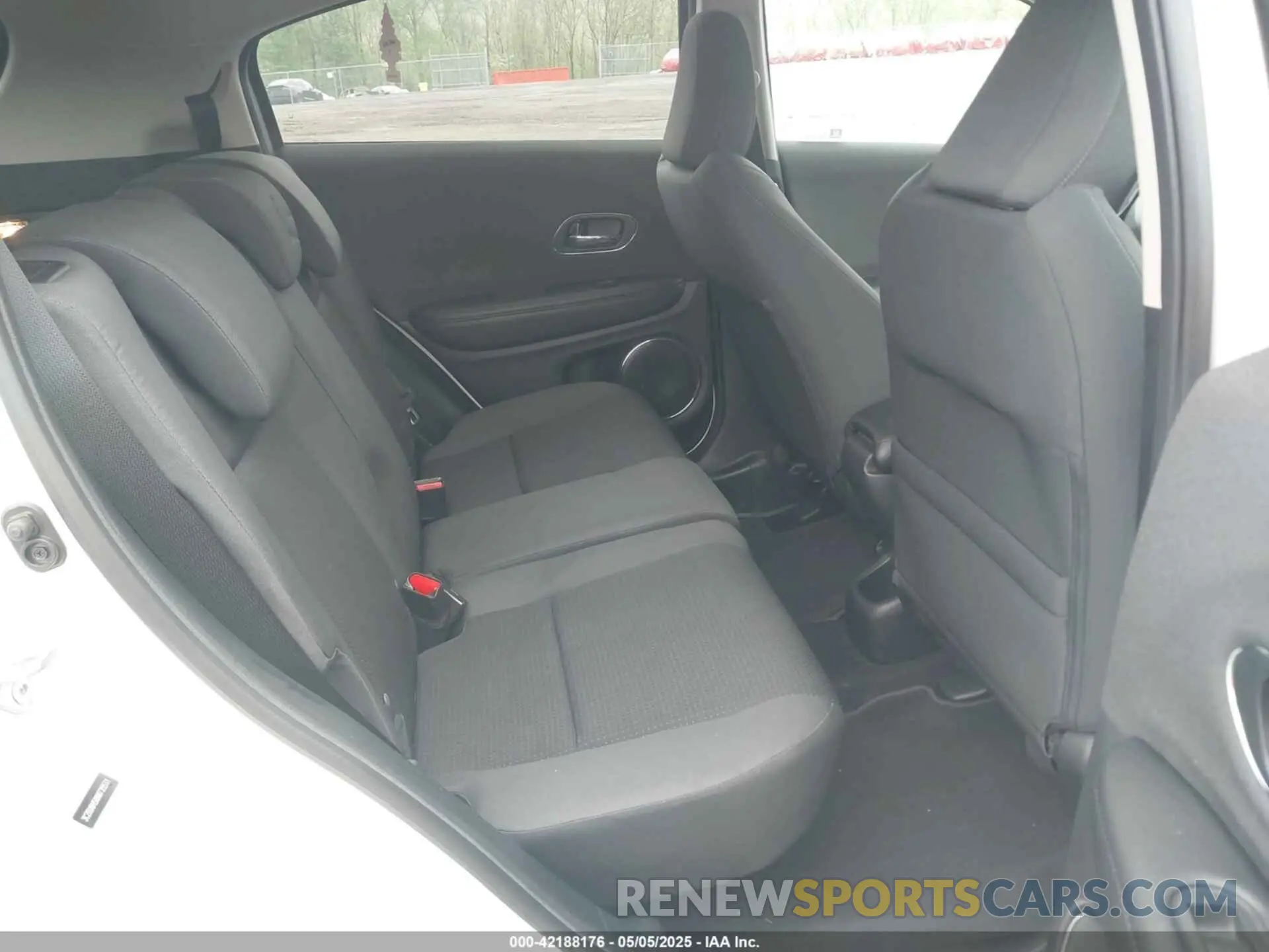 8 Photograph of a damaged car 3CZRU6H5XKM735531 HONDA HR-V 2019
