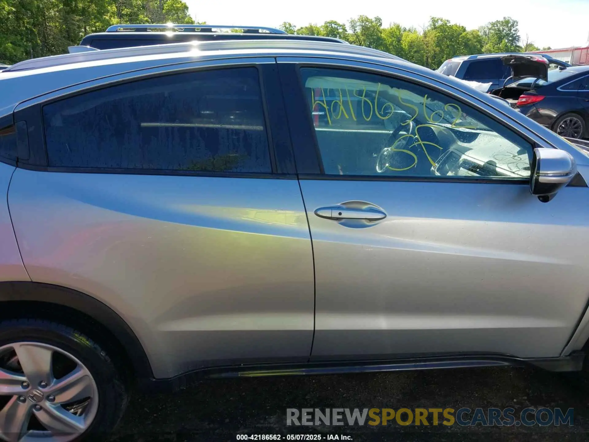 13 Photograph of a damaged car 3CZRU6H73KM705322 HONDA HR-V 2019