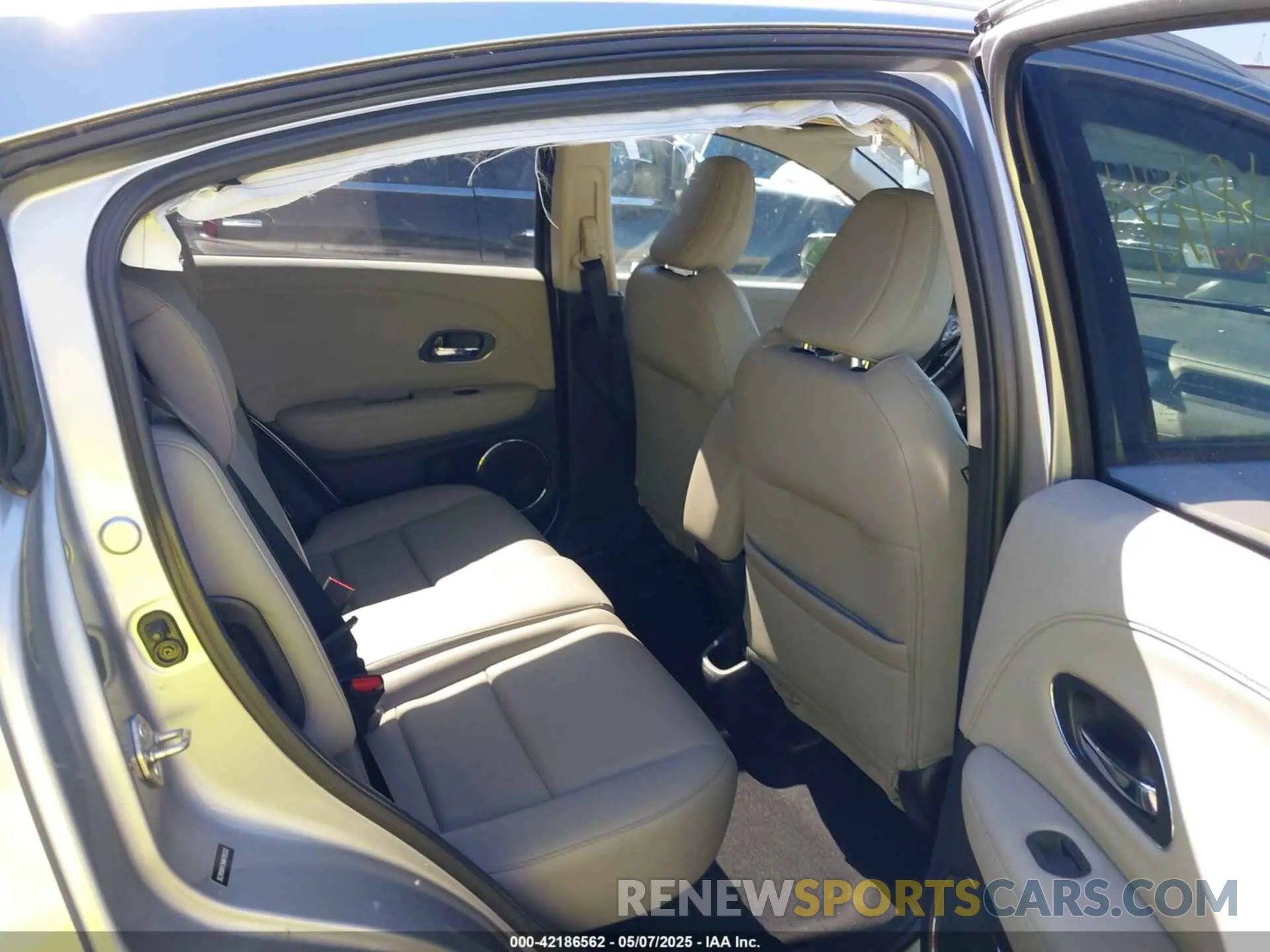 8 Photograph of a damaged car 3CZRU6H73KM705322 HONDA HR-V 2019