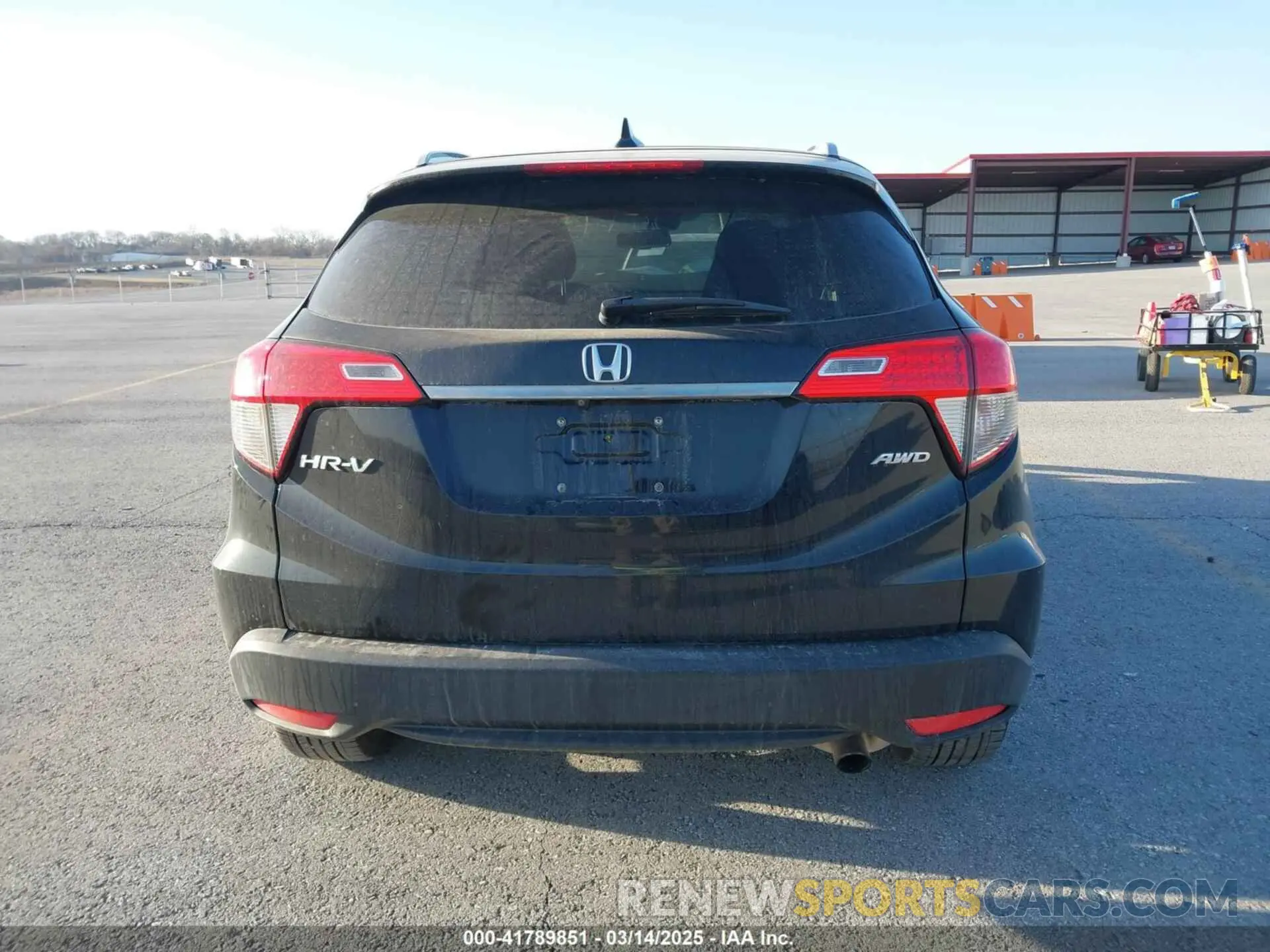 17 Photograph of a damaged car 3CZRU6H74KM735154 HONDA HR-V 2019