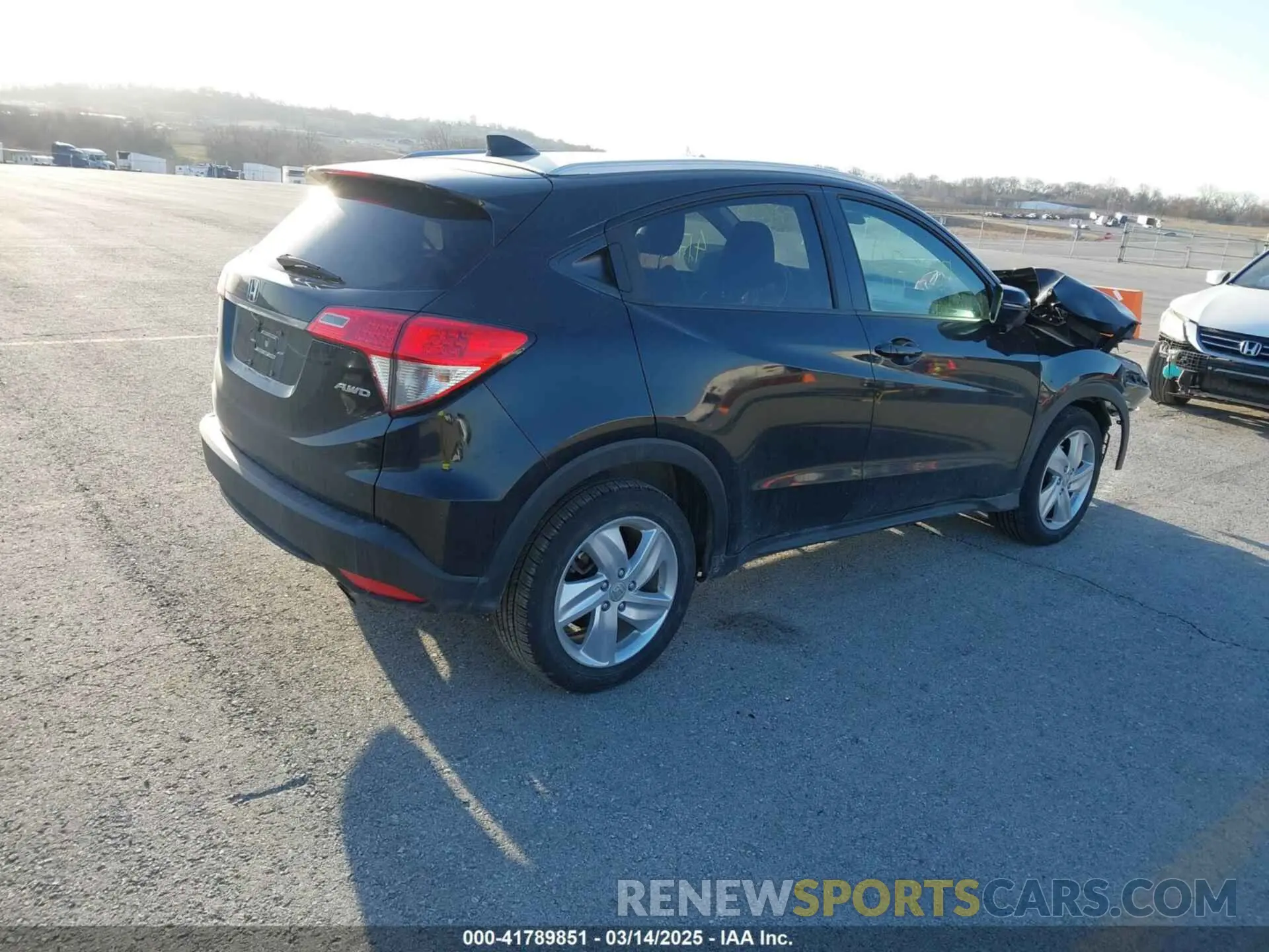 4 Photograph of a damaged car 3CZRU6H74KM735154 HONDA HR-V 2019