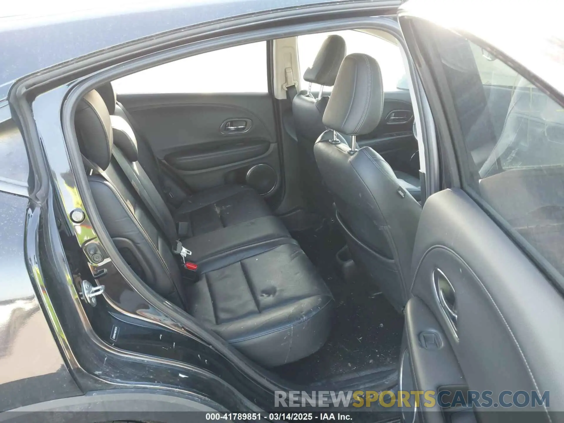 8 Photograph of a damaged car 3CZRU6H74KM735154 HONDA HR-V 2019
