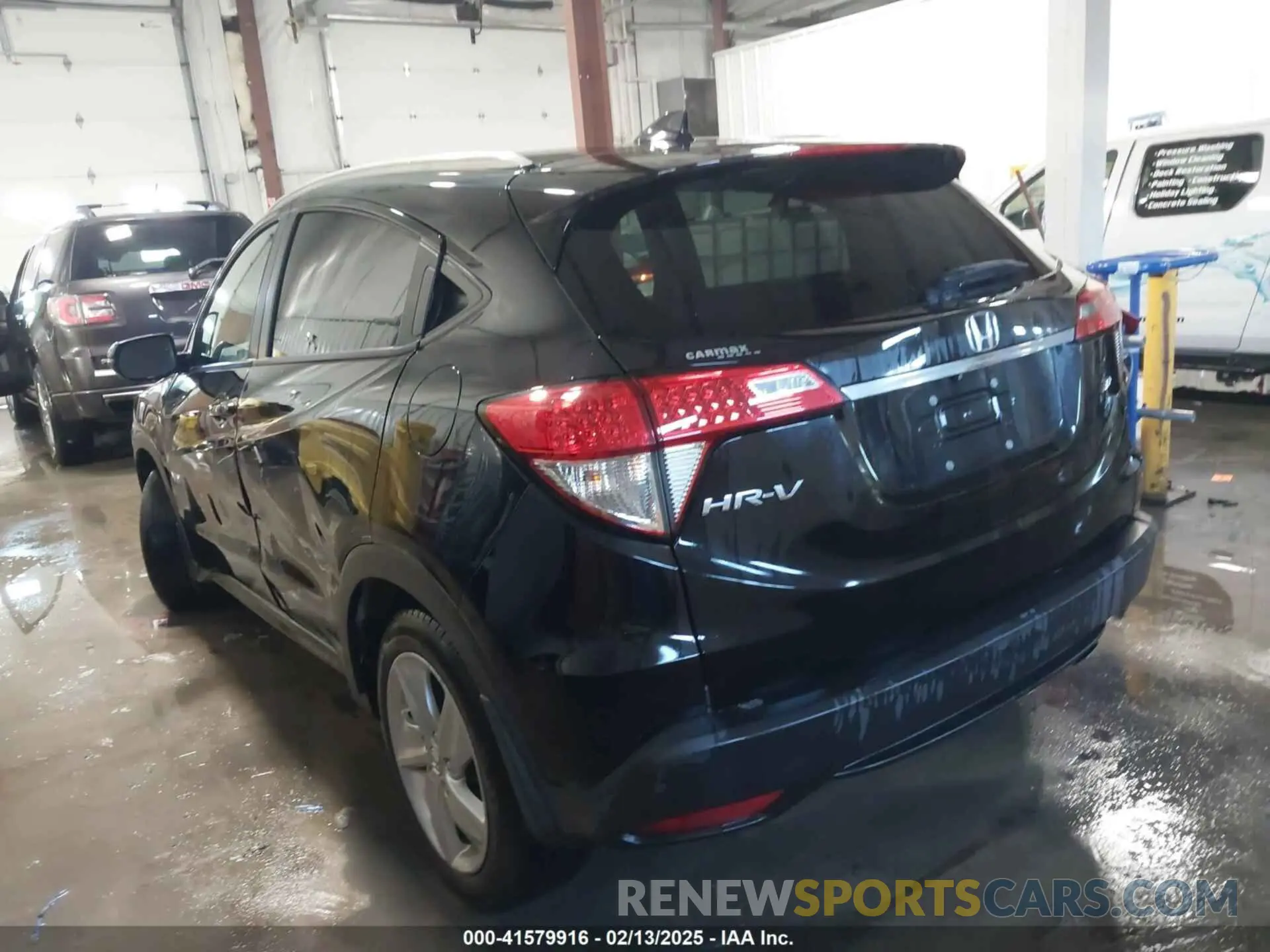 3 Photograph of a damaged car 3CZRU6H76KM723121 HONDA HR-V 2019