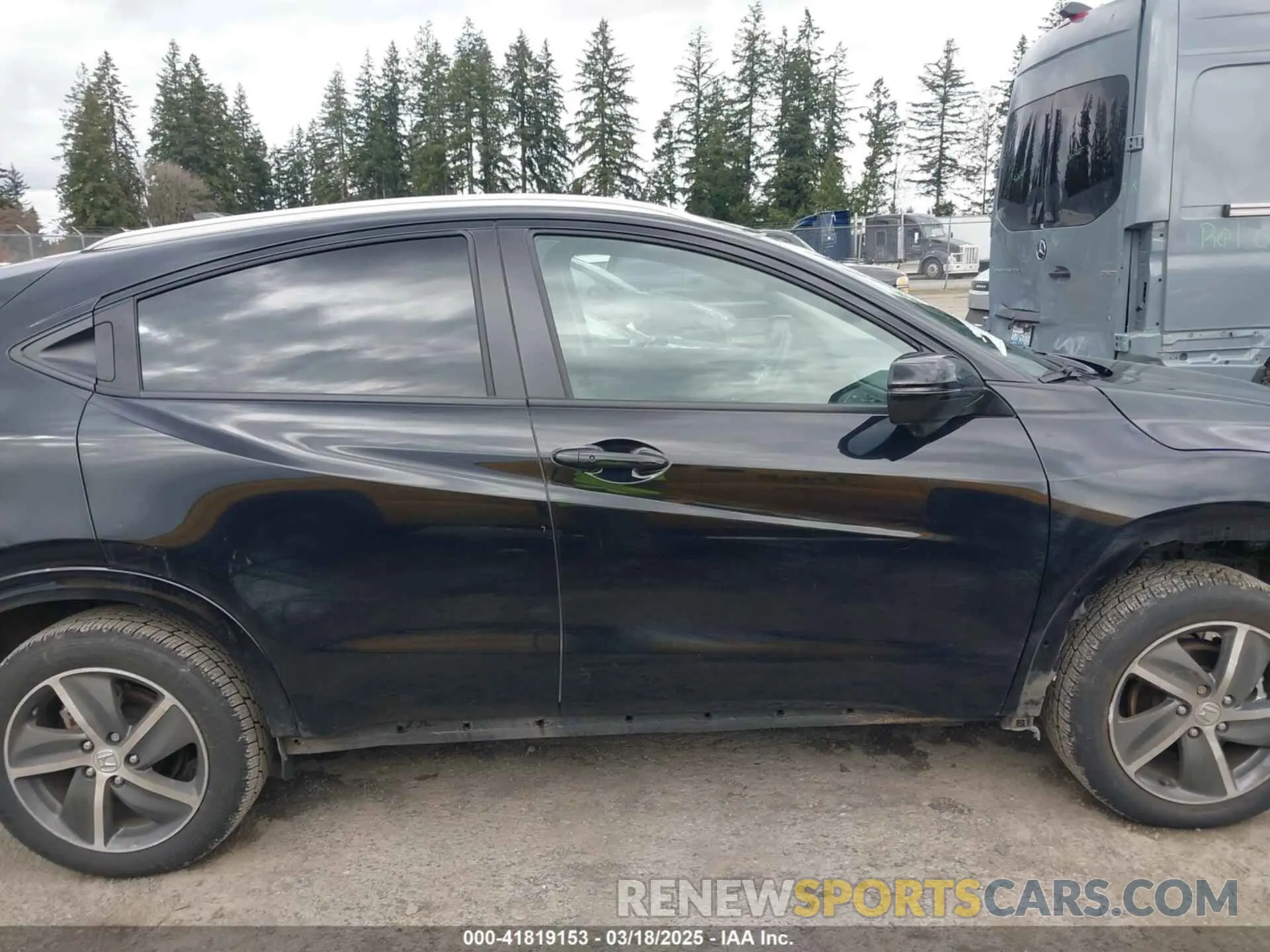 14 Photograph of a damaged car 3CZRU6H93KM720310 HONDA HR-V 2019