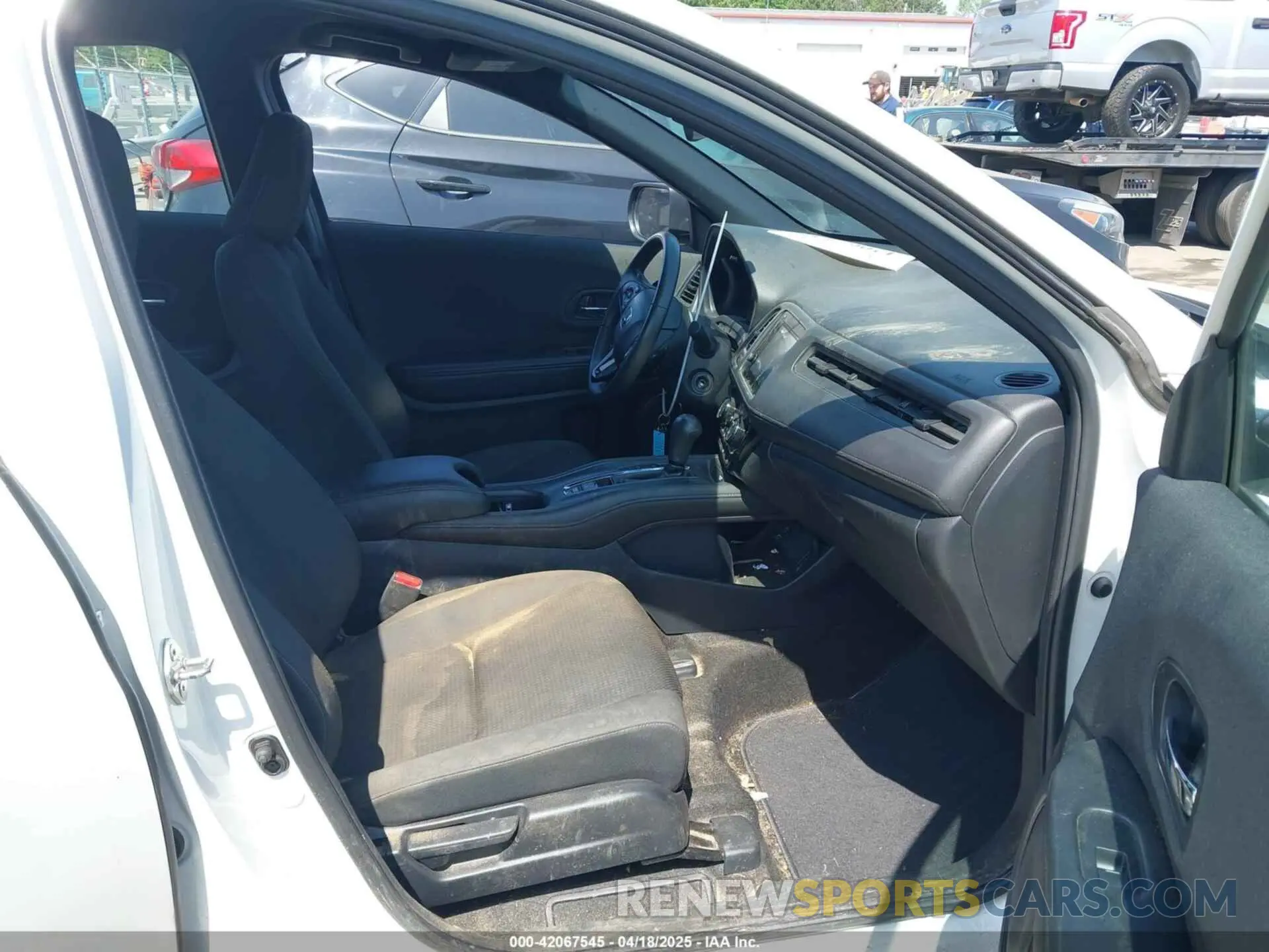 5 Photograph of a damaged car 3CZRU5H1XLM717684 HONDA HR-V 2020