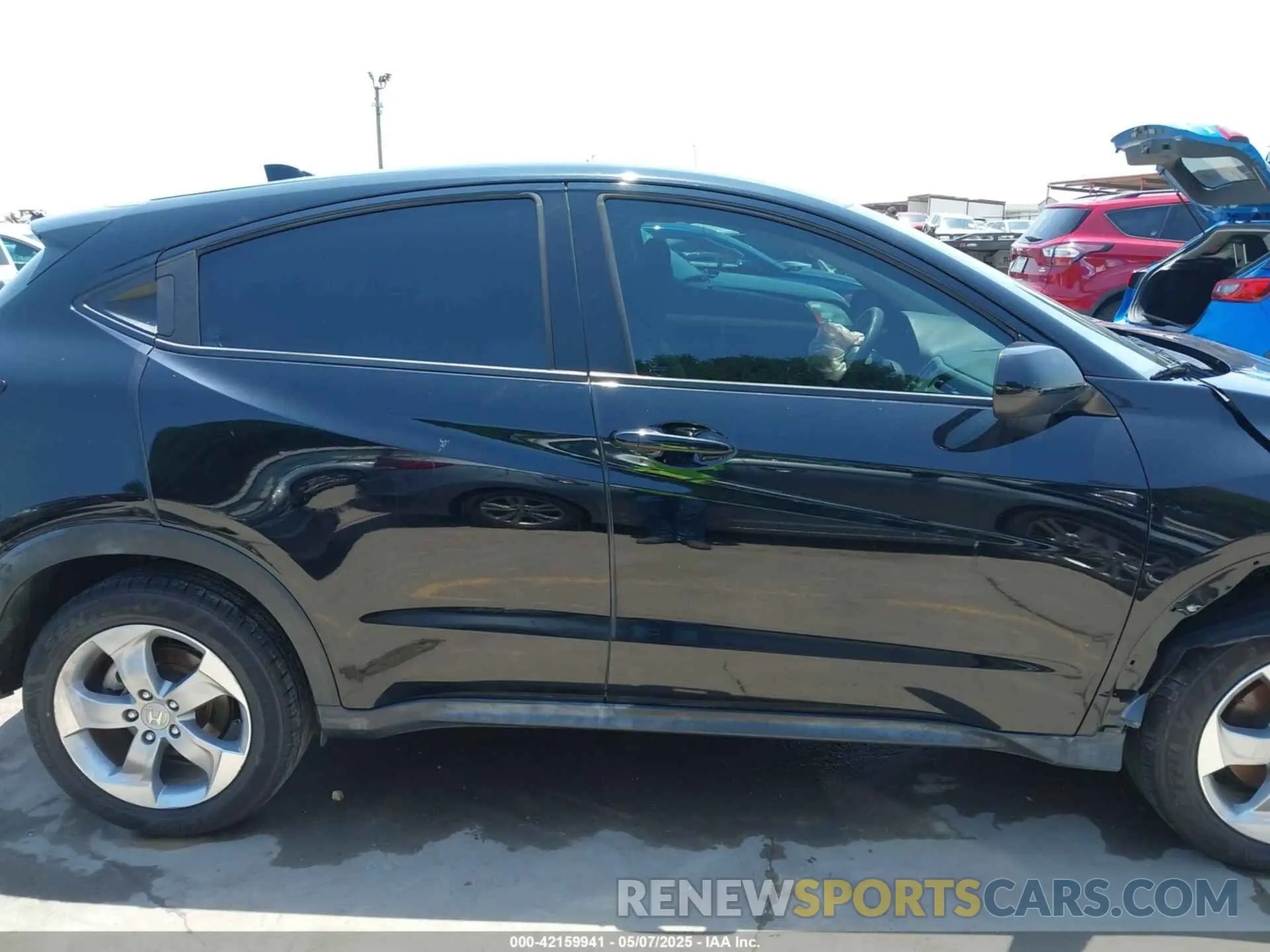 14 Photograph of a damaged car 3CZRU5H33LM705295 HONDA HR-V 2020