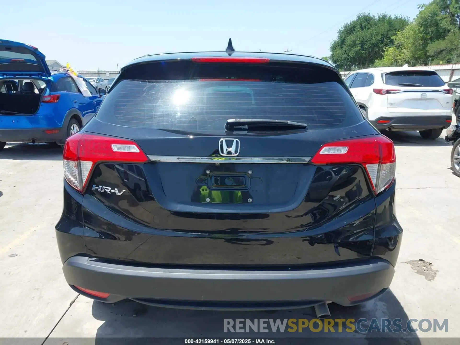 17 Photograph of a damaged car 3CZRU5H33LM705295 HONDA HR-V 2020