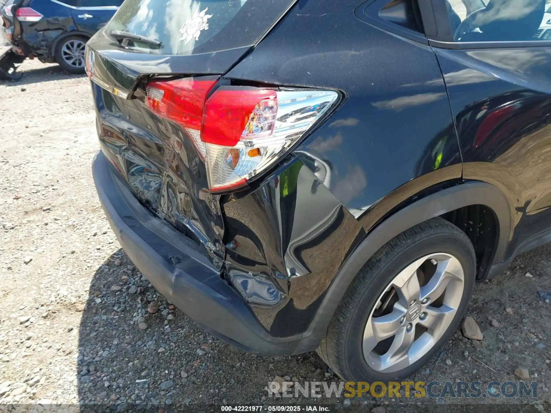 17 Photograph of a damaged car 3CZRU5H39LM711067 HONDA HR-V 2020