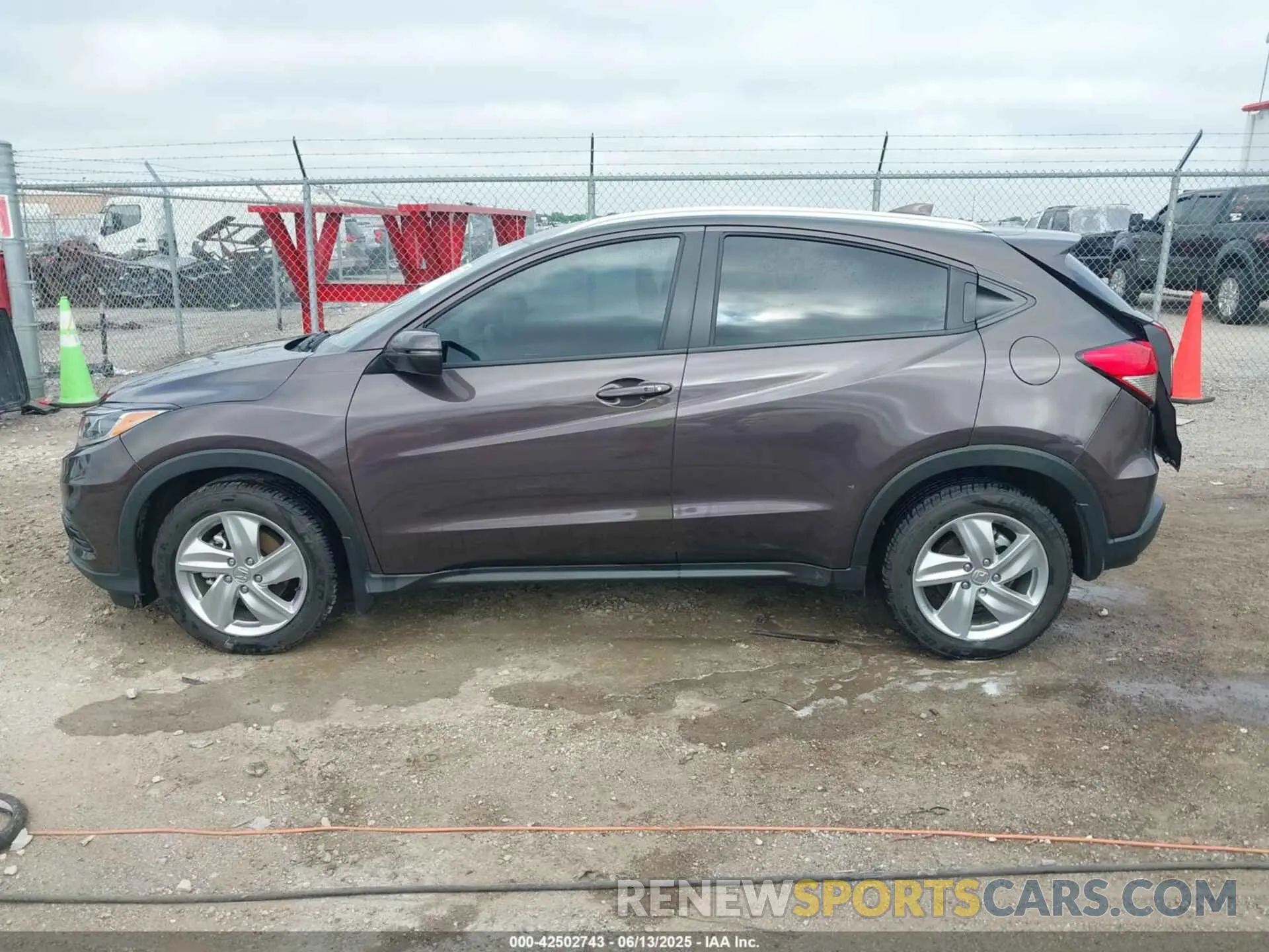 14 Photograph of a damaged car 3CZRU5H52LM700932 HONDA HR-V 2020