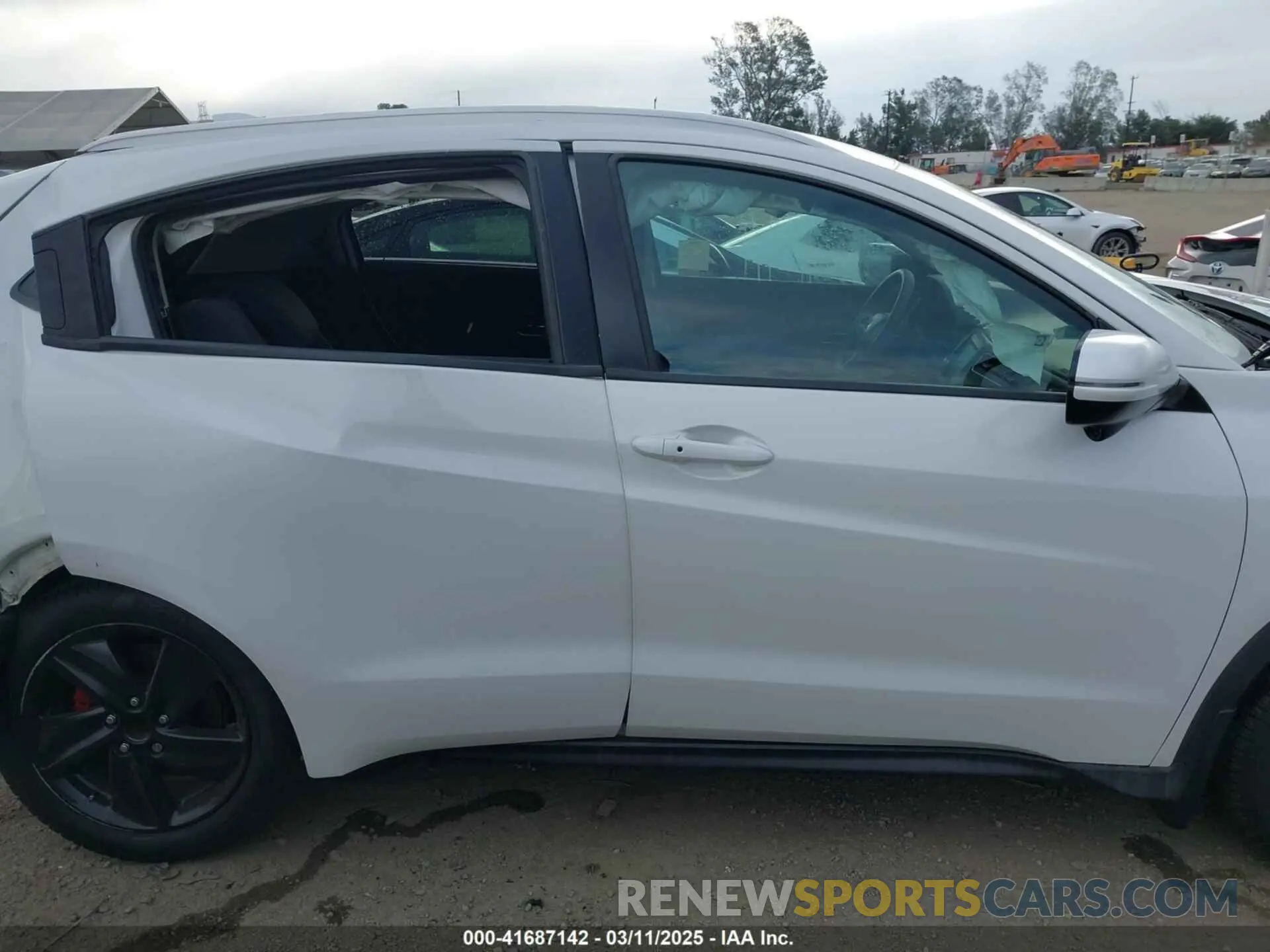 12 Photograph of a damaged car 3CZRU5H52LM713941 HONDA HR-V 2020