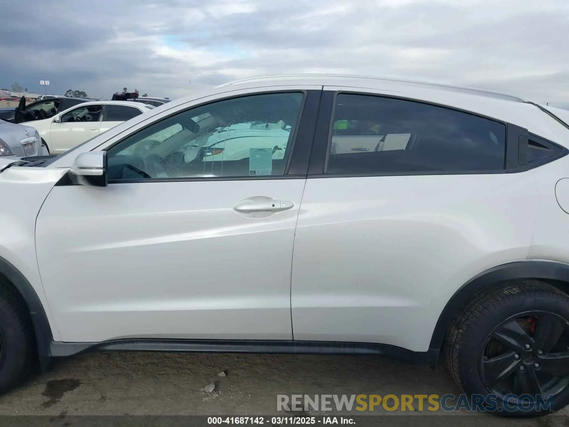 13 Photograph of a damaged car 3CZRU5H52LM713941 HONDA HR-V 2020