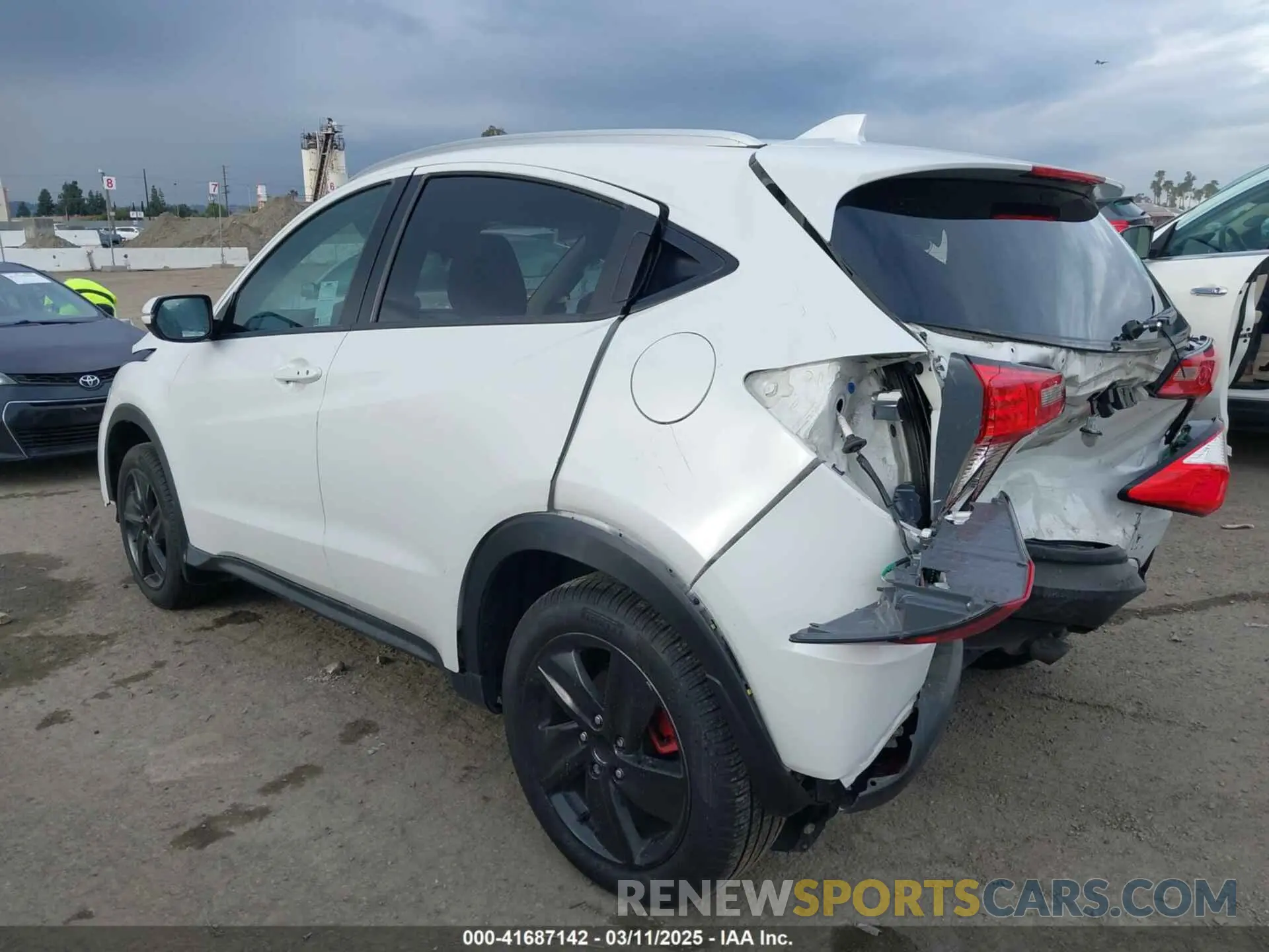 3 Photograph of a damaged car 3CZRU5H52LM713941 HONDA HR-V 2020