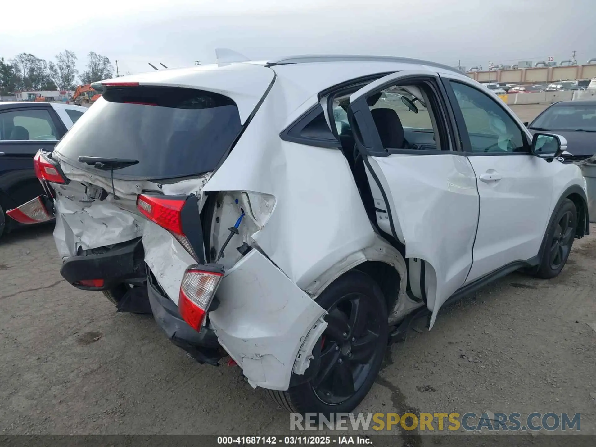 4 Photograph of a damaged car 3CZRU5H52LM713941 HONDA HR-V 2020