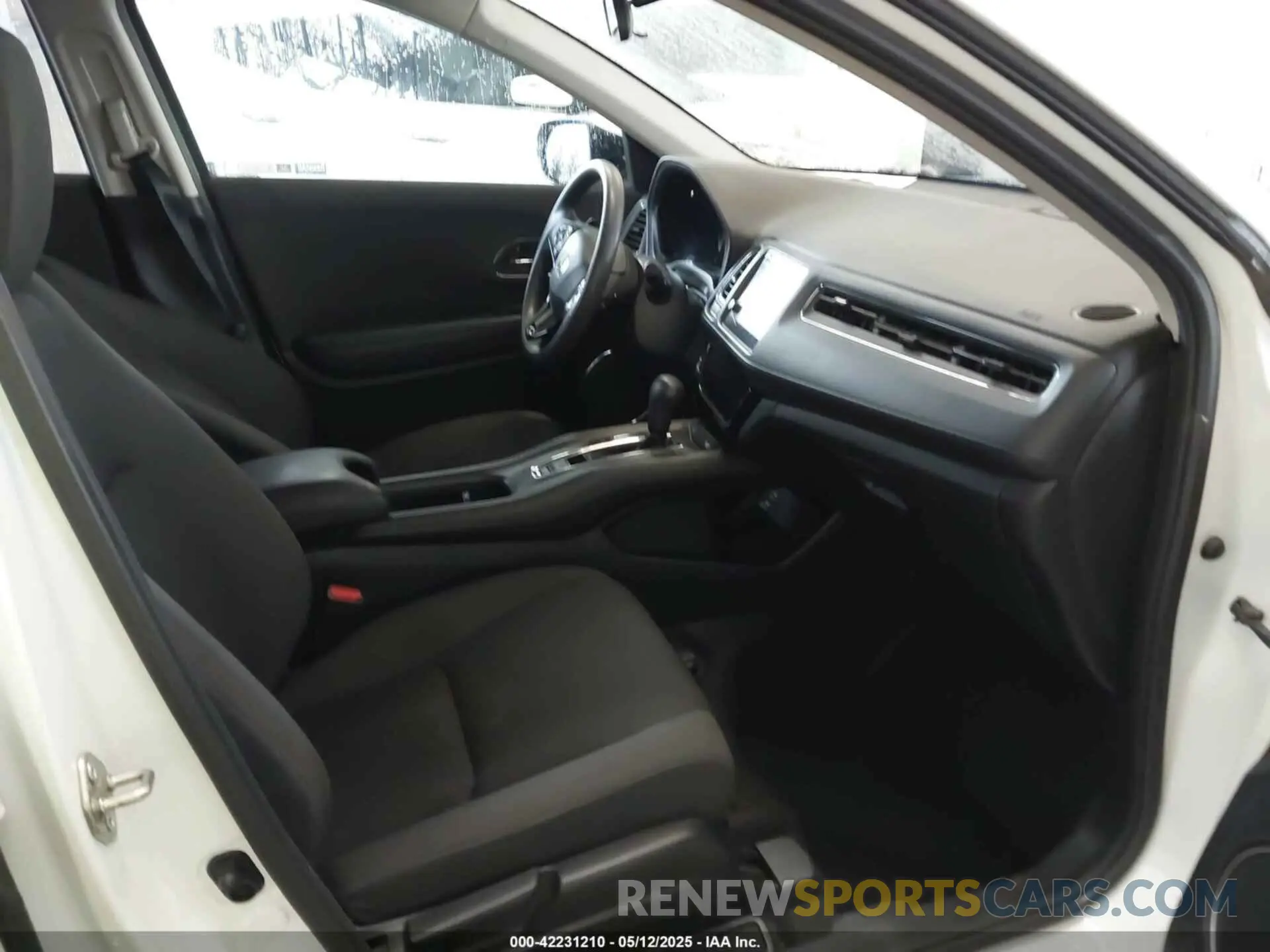 5 Photograph of a damaged car 3CZRU5H55LM709978 HONDA HR-V 2020