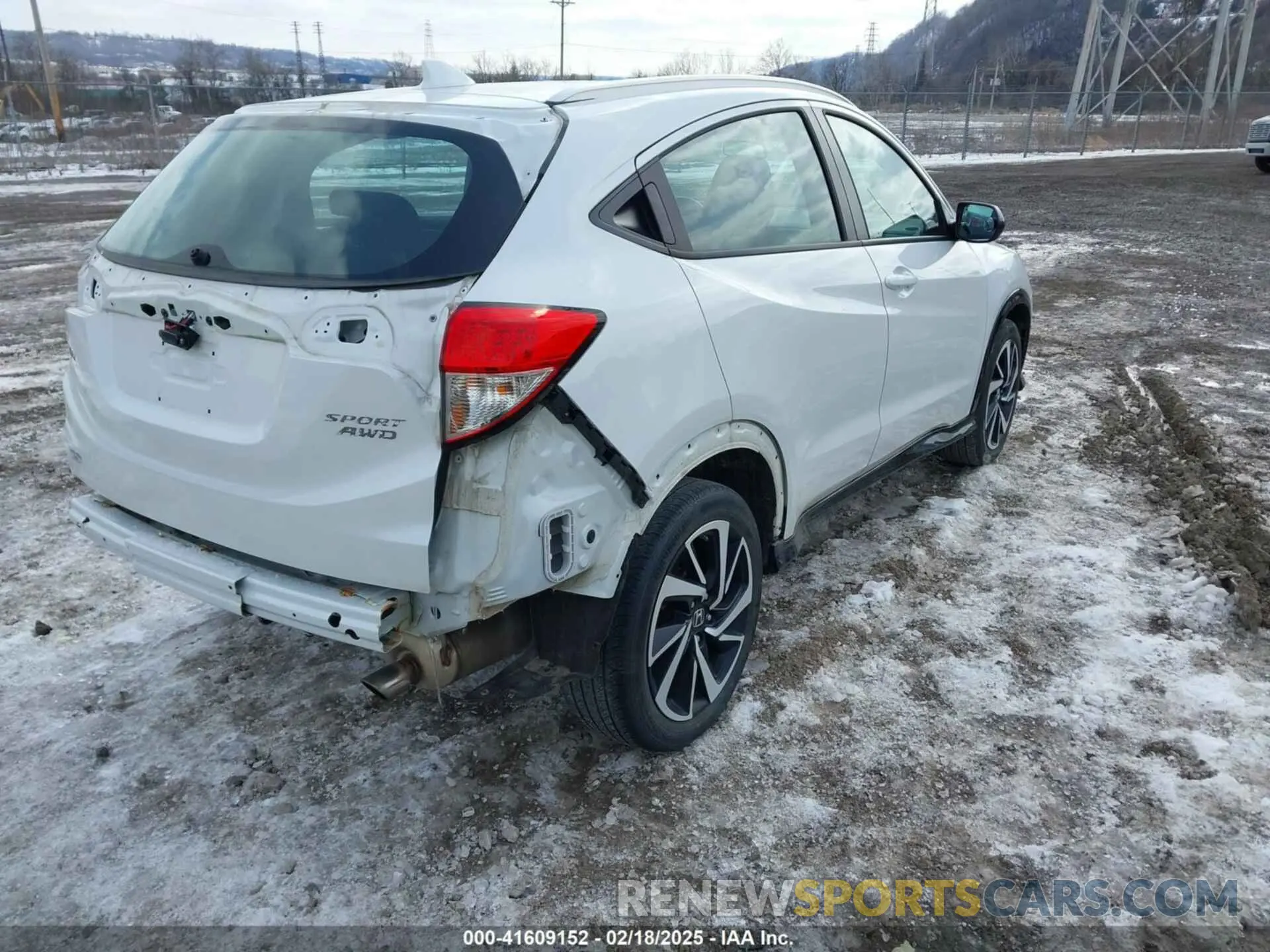 4 Photograph of a damaged car 3CZRU6H13LM704359 HONDA HR-V 2020
