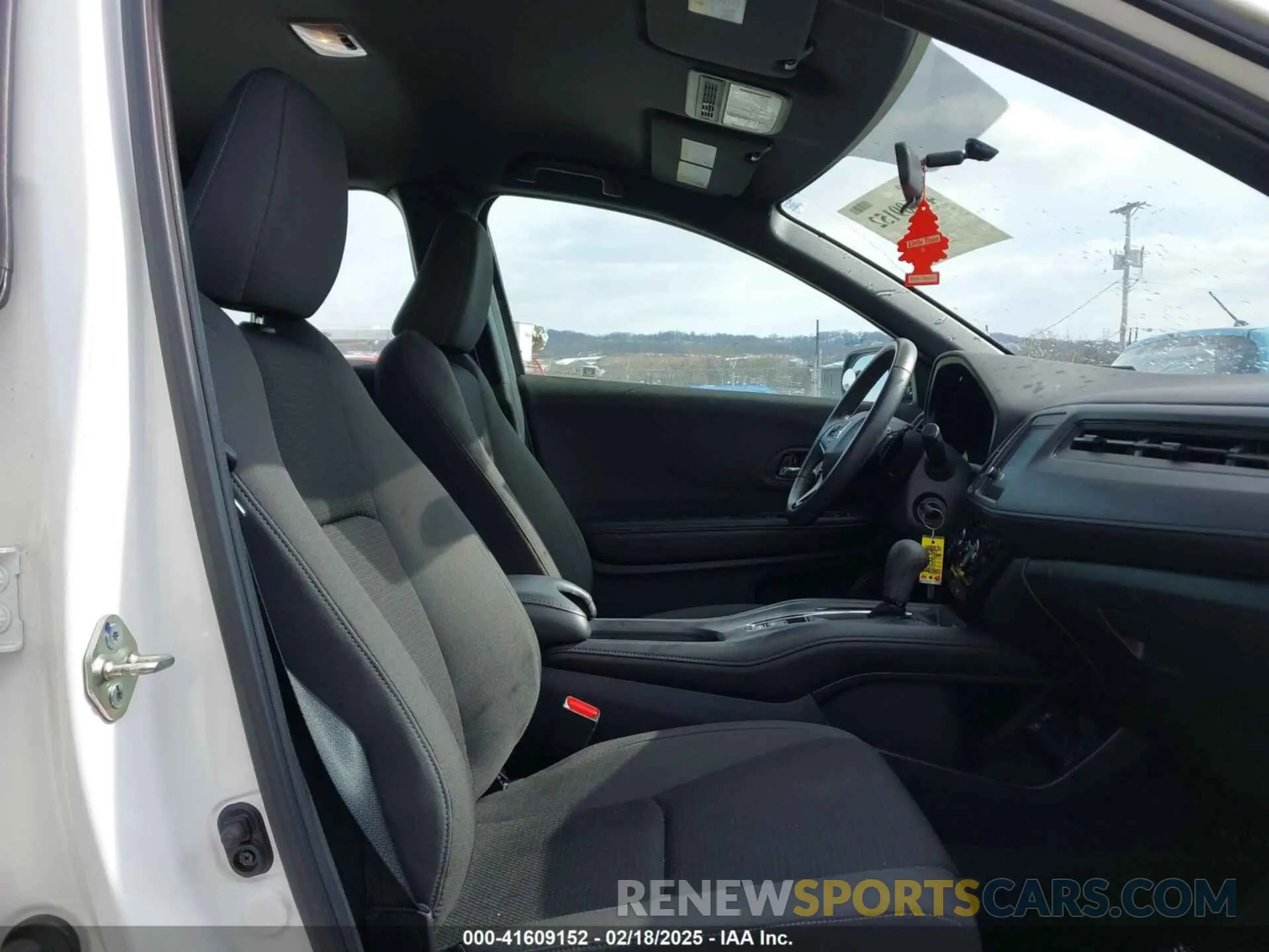 5 Photograph of a damaged car 3CZRU6H13LM704359 HONDA HR-V 2020