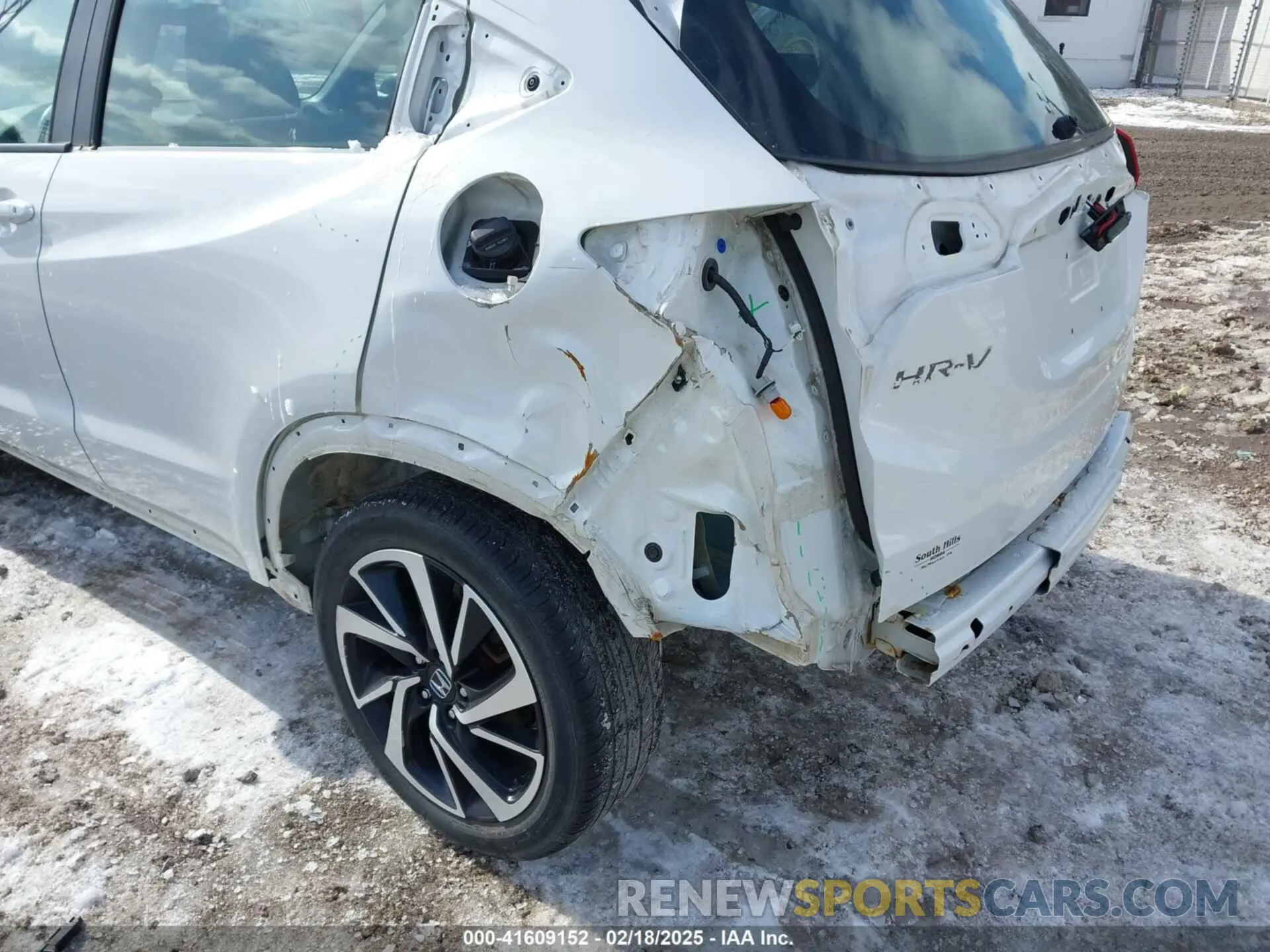 6 Photograph of a damaged car 3CZRU6H13LM704359 HONDA HR-V 2020