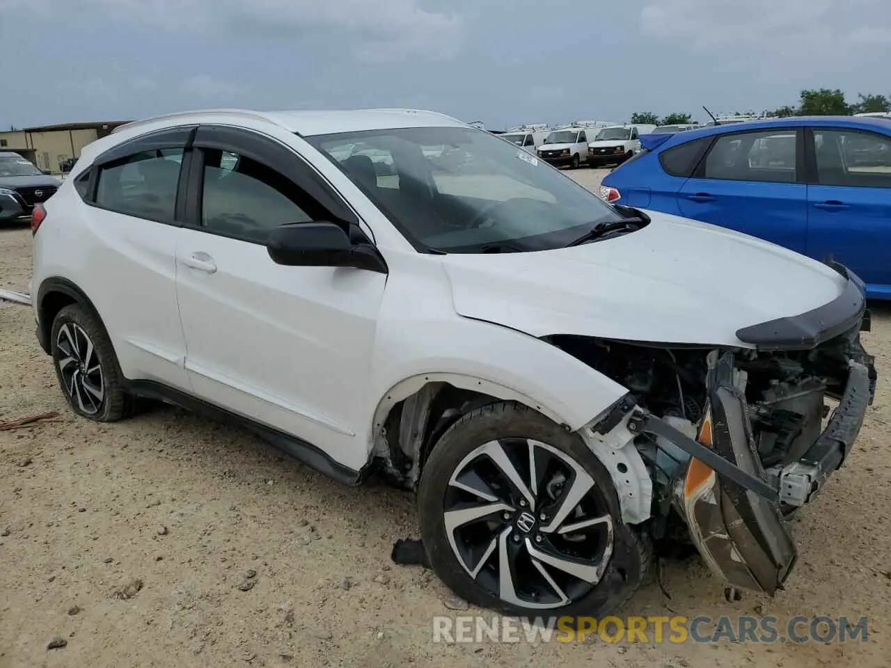 4 Photograph of a damaged car 3CZRU6H17LM710147 HONDA HR-V 2020