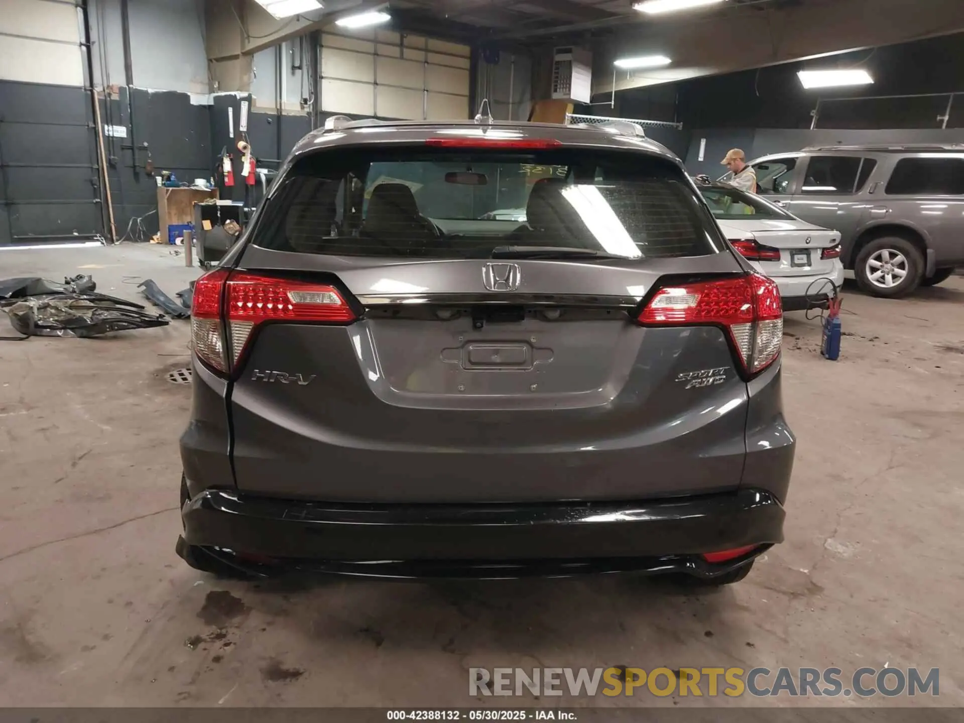 17 Photograph of a damaged car 3CZRU6H18LG700869 HONDA HR-V 2020