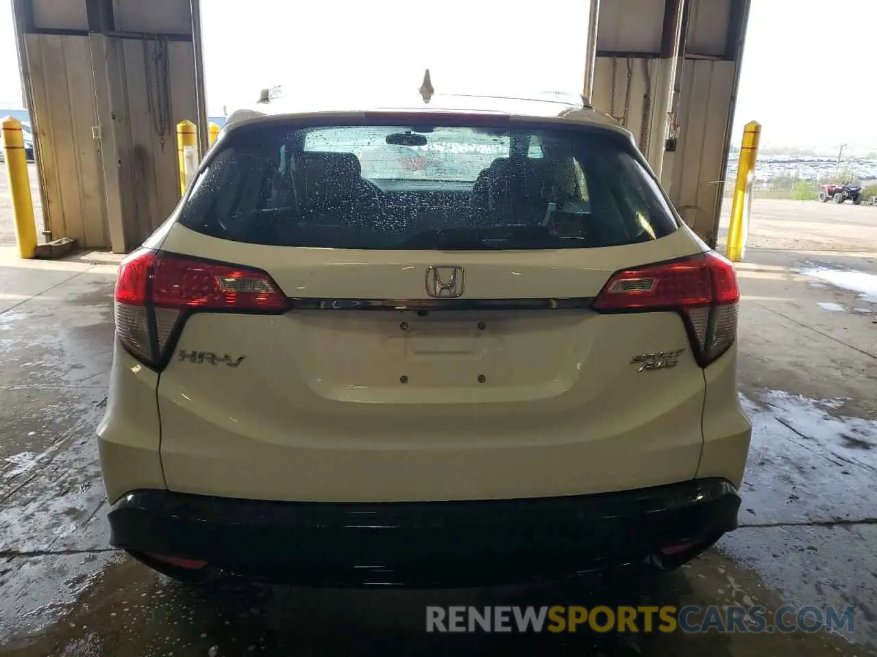 6 Photograph of a damaged car 3CZRU6H18LM701330 HONDA HR-V 2020