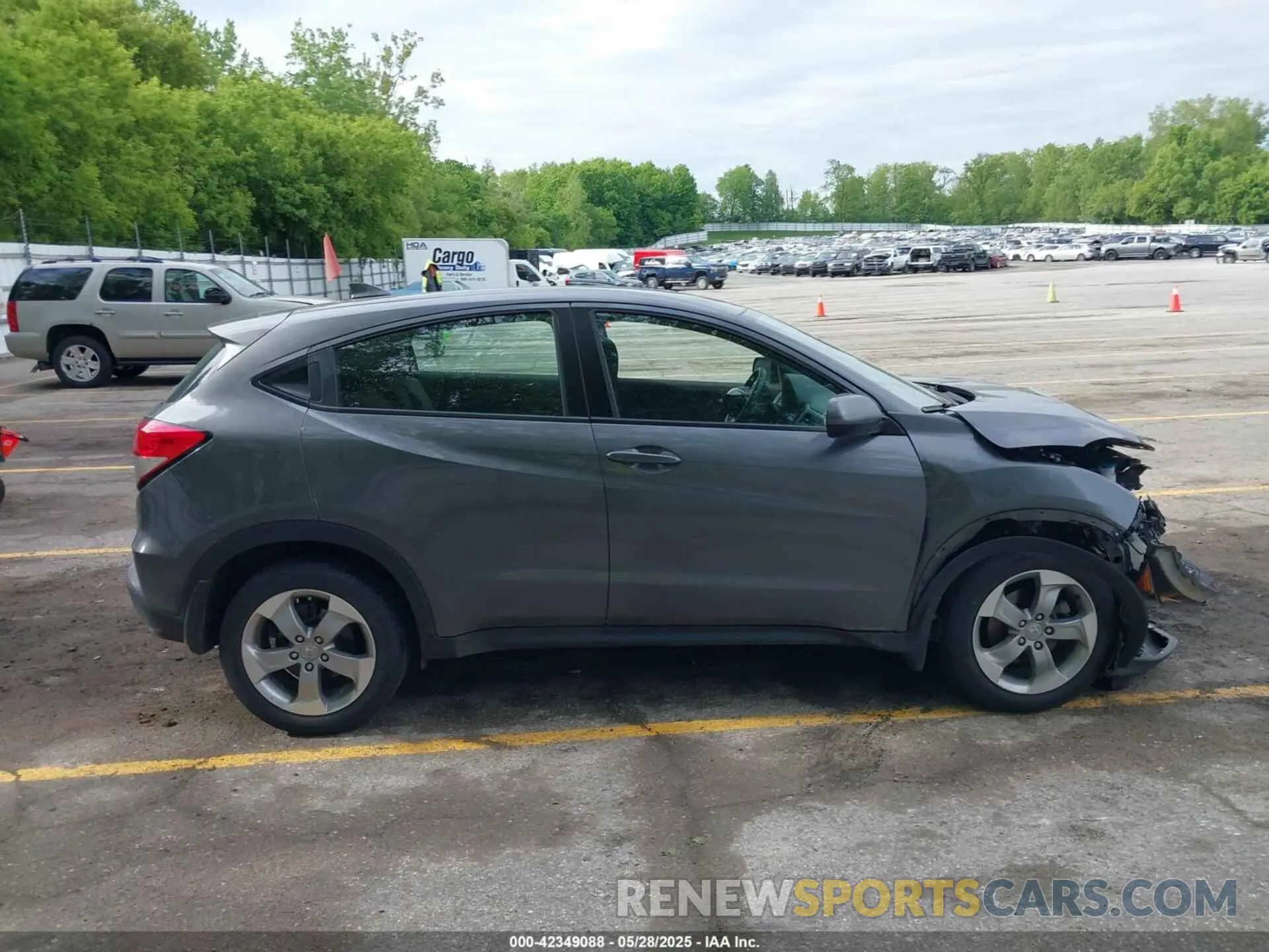 13 Photograph of a damaged car 3CZRU6H30LM711089 HONDA HR-V 2020