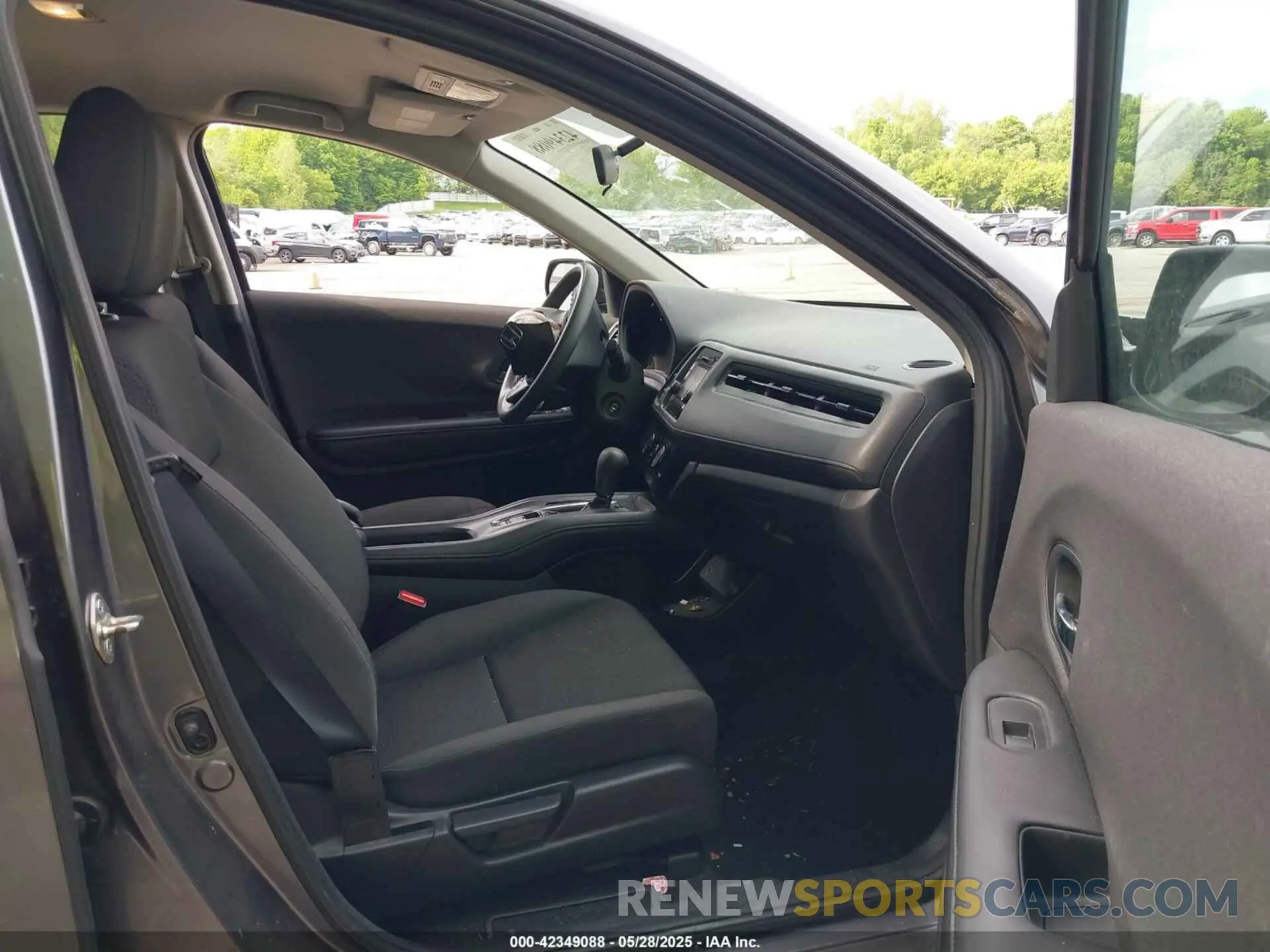 5 Photograph of a damaged car 3CZRU6H30LM711089 HONDA HR-V 2020