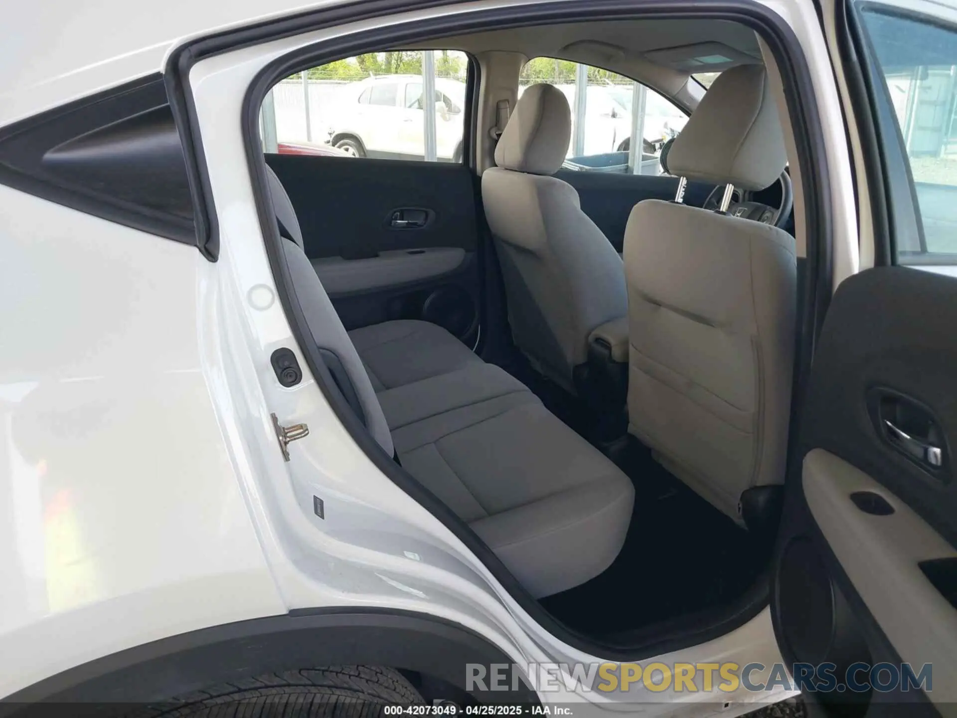 8 Photograph of a damaged car 3CZRU6H32LM717735 HONDA HR-V 2020