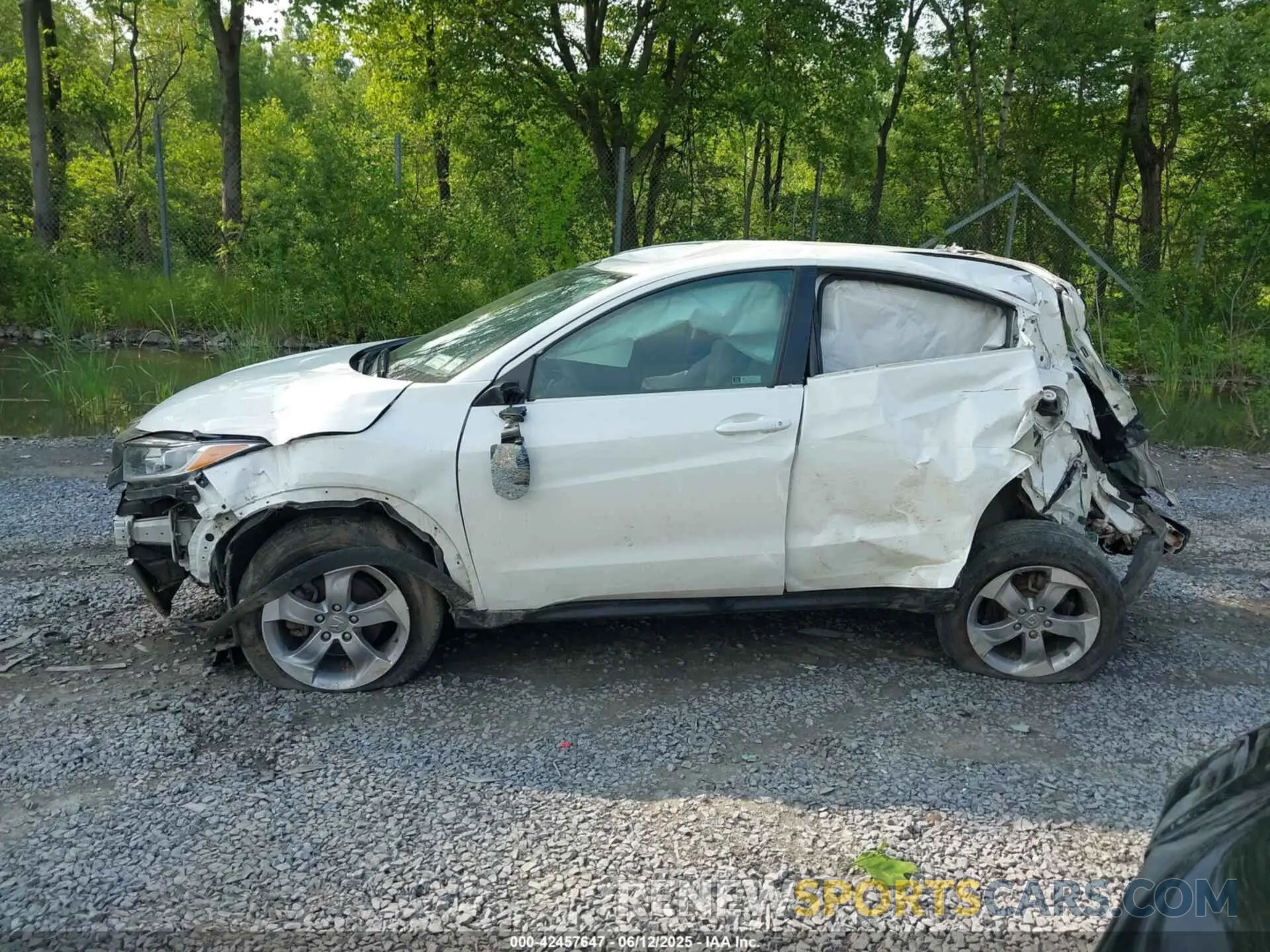 13 Photograph of a damaged car 3CZRU6H35LM732083 HONDA HR-V 2020