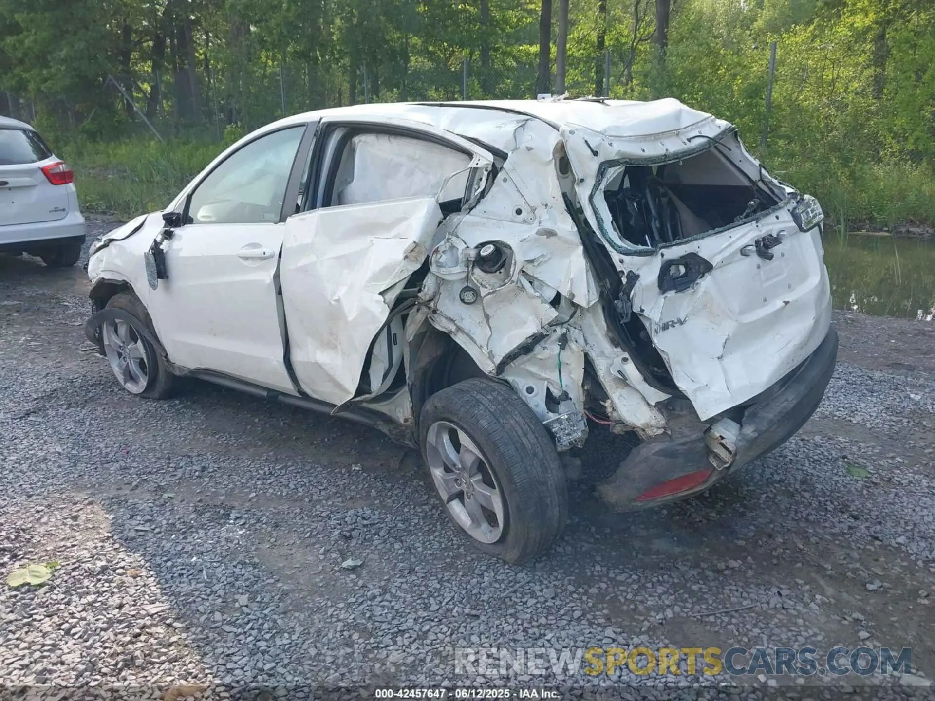 3 Photograph of a damaged car 3CZRU6H35LM732083 HONDA HR-V 2020
