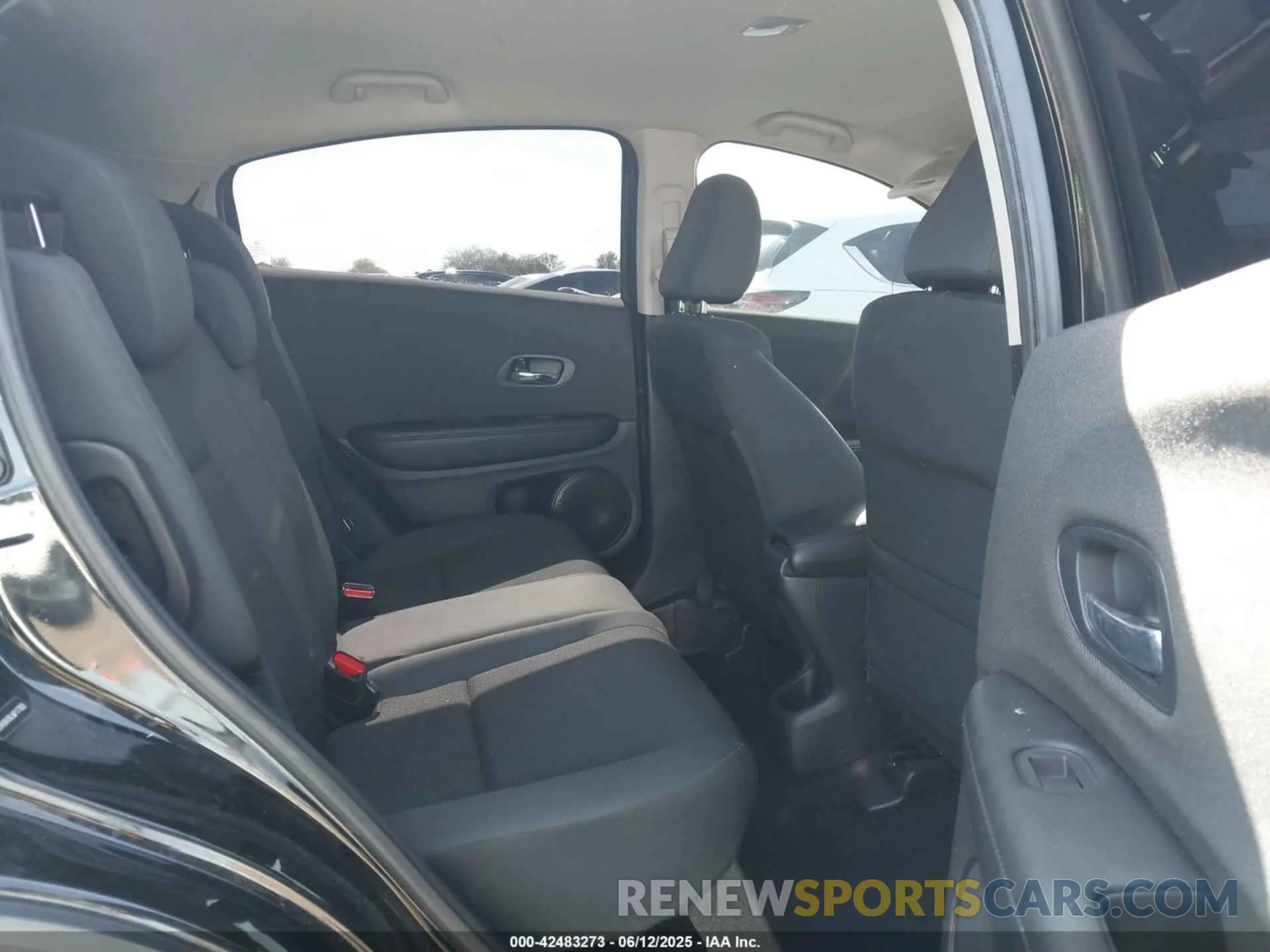 8 Photograph of a damaged car 3CZRU6H36LM717303 HONDA HR-V 2020