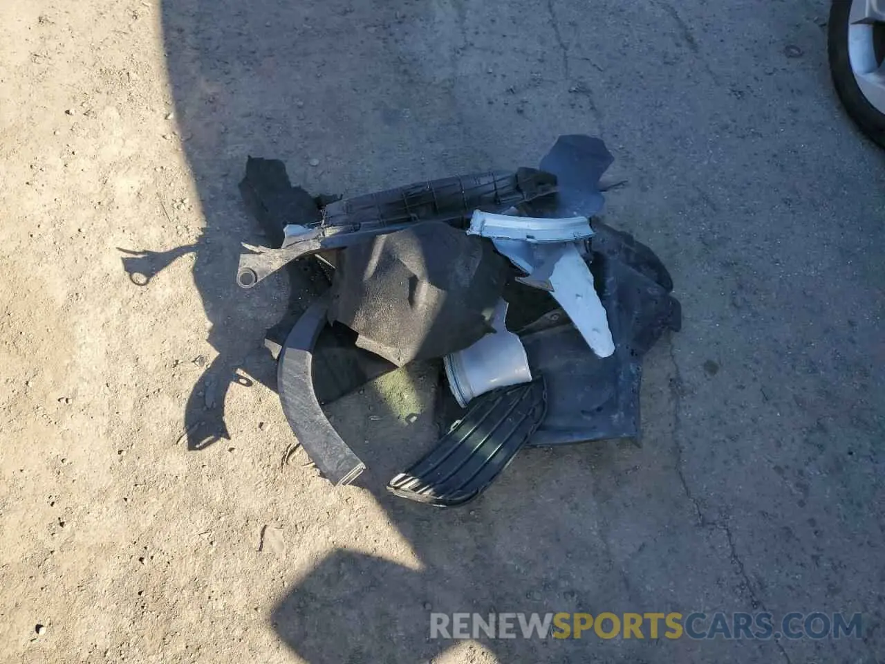 12 Photograph of a damaged car 3CZRU6H36LM723098 HONDA HR-V 2020