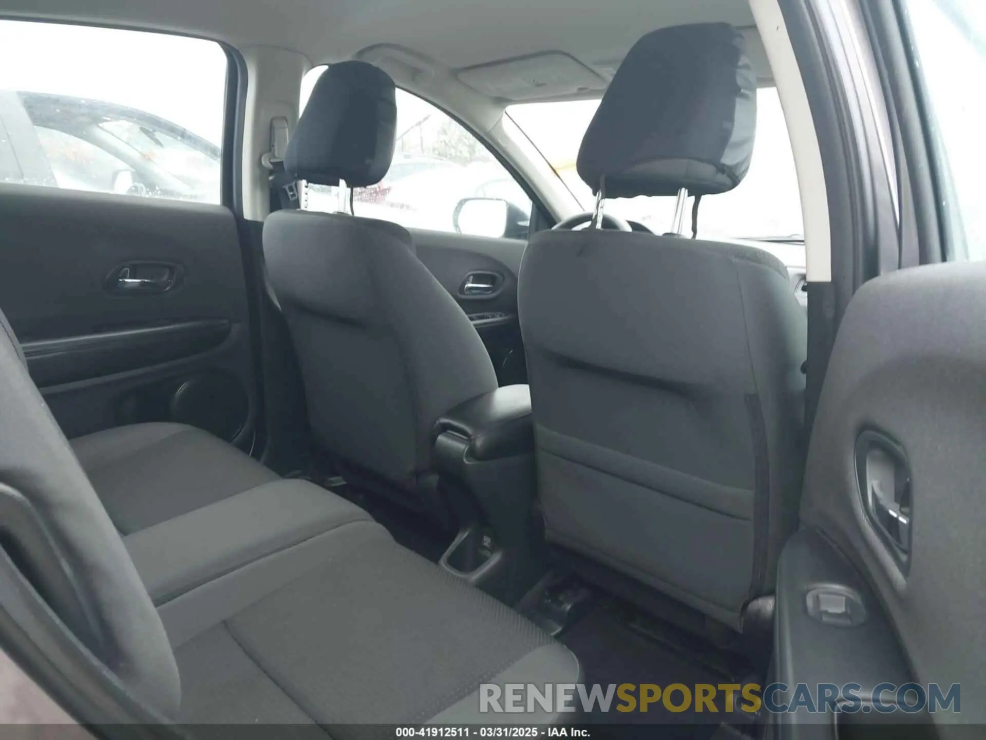 8 Photograph of a damaged car 3CZRU6H37LM738337 HONDA HR-V 2020