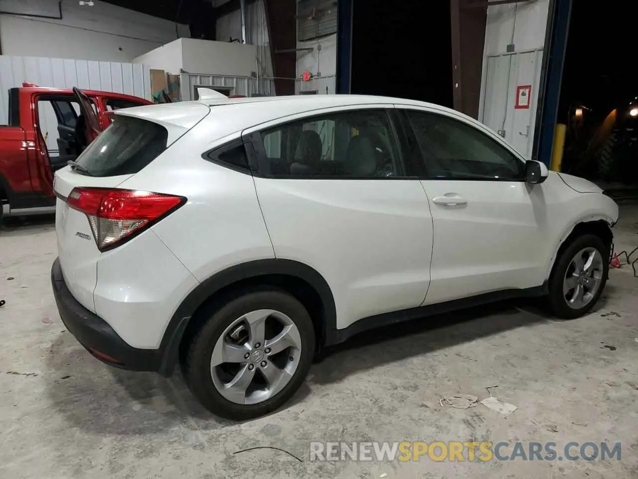 3 Photograph of a damaged car 3CZRU6H38LM708117 HONDA HR-V 2020