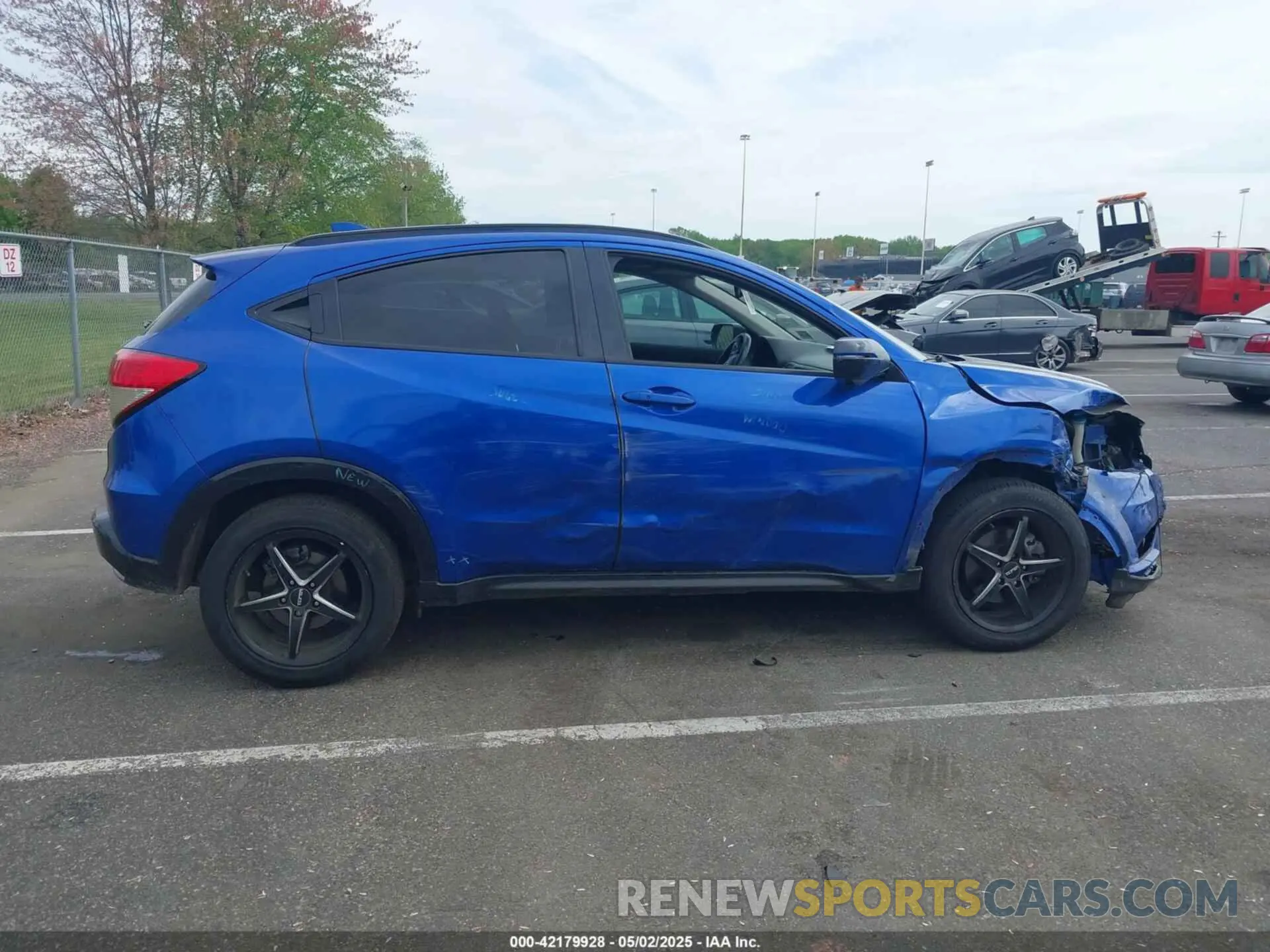 13 Photograph of a damaged car 3CZRU6H54LM733047 HONDA HR-V 2020
