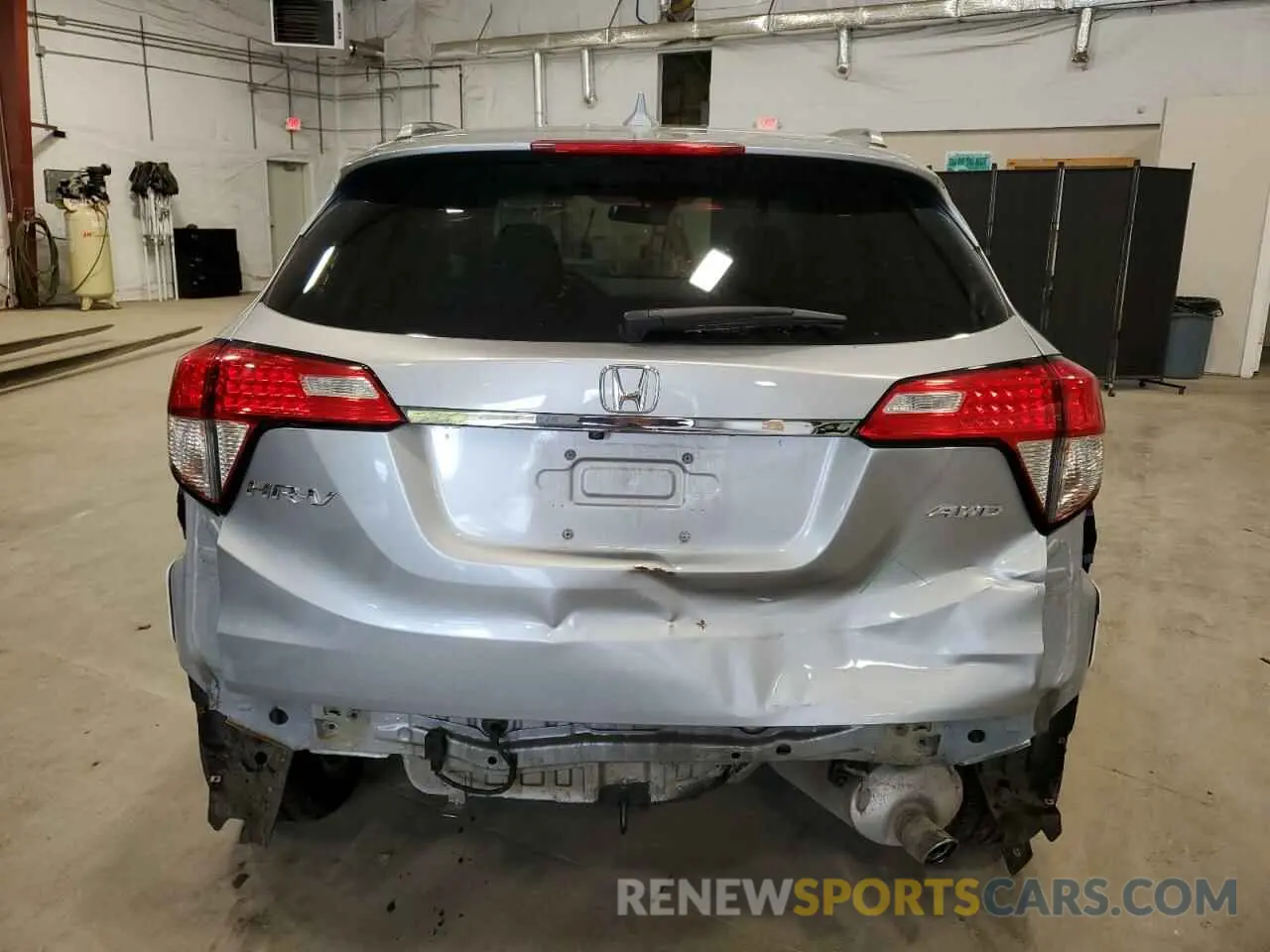 6 Photograph of a damaged car 3CZRU6H56LM722115 HONDA HR-V 2020