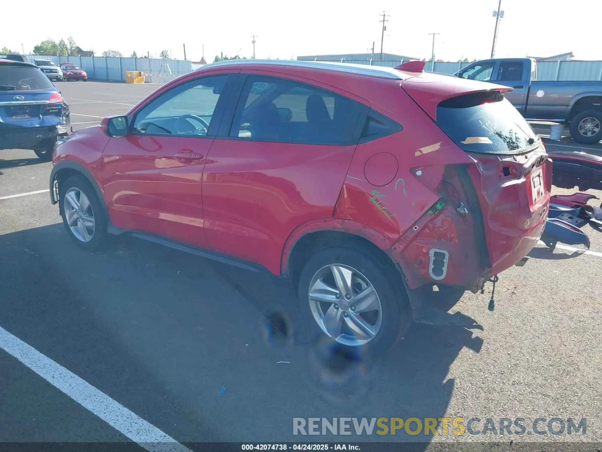 3 Photograph of a damaged car 3CZRU6H58LM714601 HONDA HR-V 2020